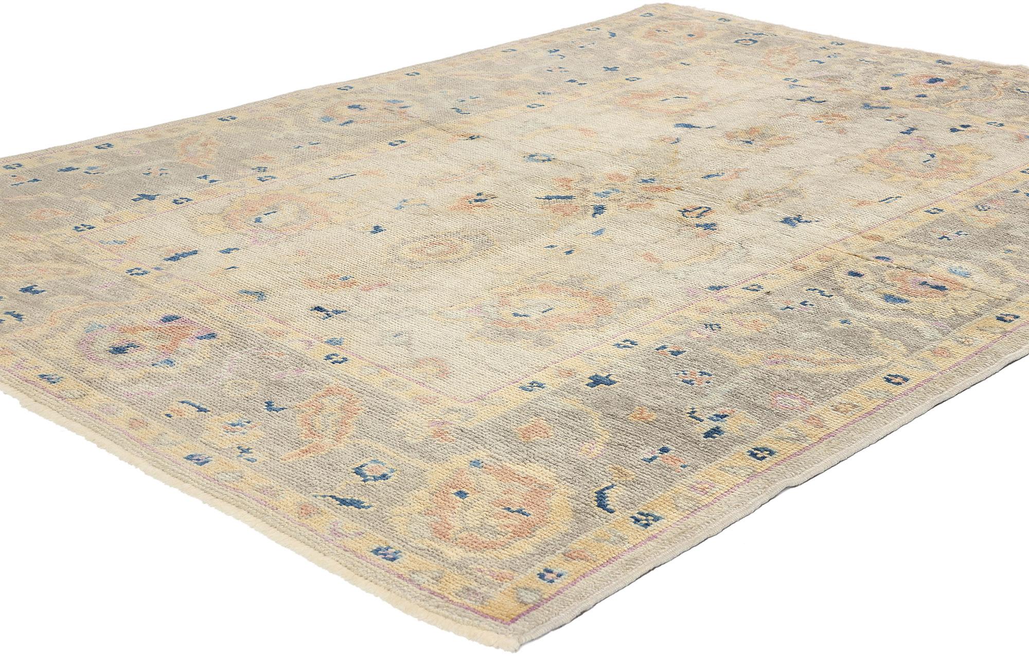 53605 New Modern Pastel Earth-Tone Turkish Oushak Rug, 04'10 x 06'08. Dans le tissage de ce tapis Oushak turc contemporain, le design moderne fusionne avec une palette de tons pastel tranquilles, créant une toile sereine mais impressionnante. Noué à