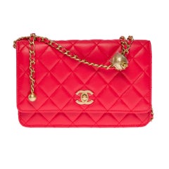 New "Pearl Crush" Chanel (WOC)  shoulder bag in red quilted leather, CHW