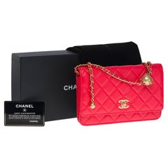 New "Pearl Crush" Chanel (WOC)  shoulder bag in red quilted leather, CHW