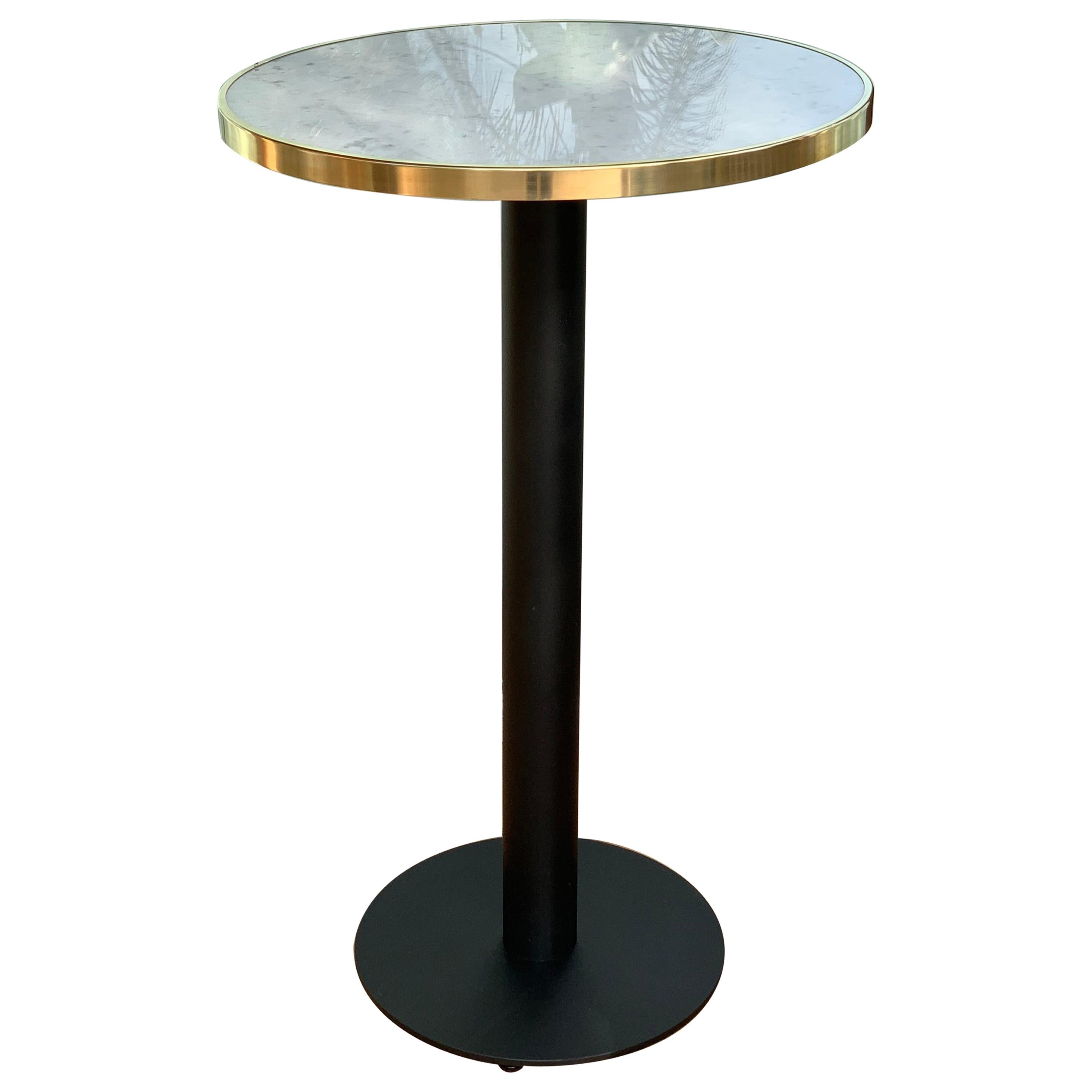 New Pedestal High table de cocktail à piédestal avec plateau en marbre et laiton en vente