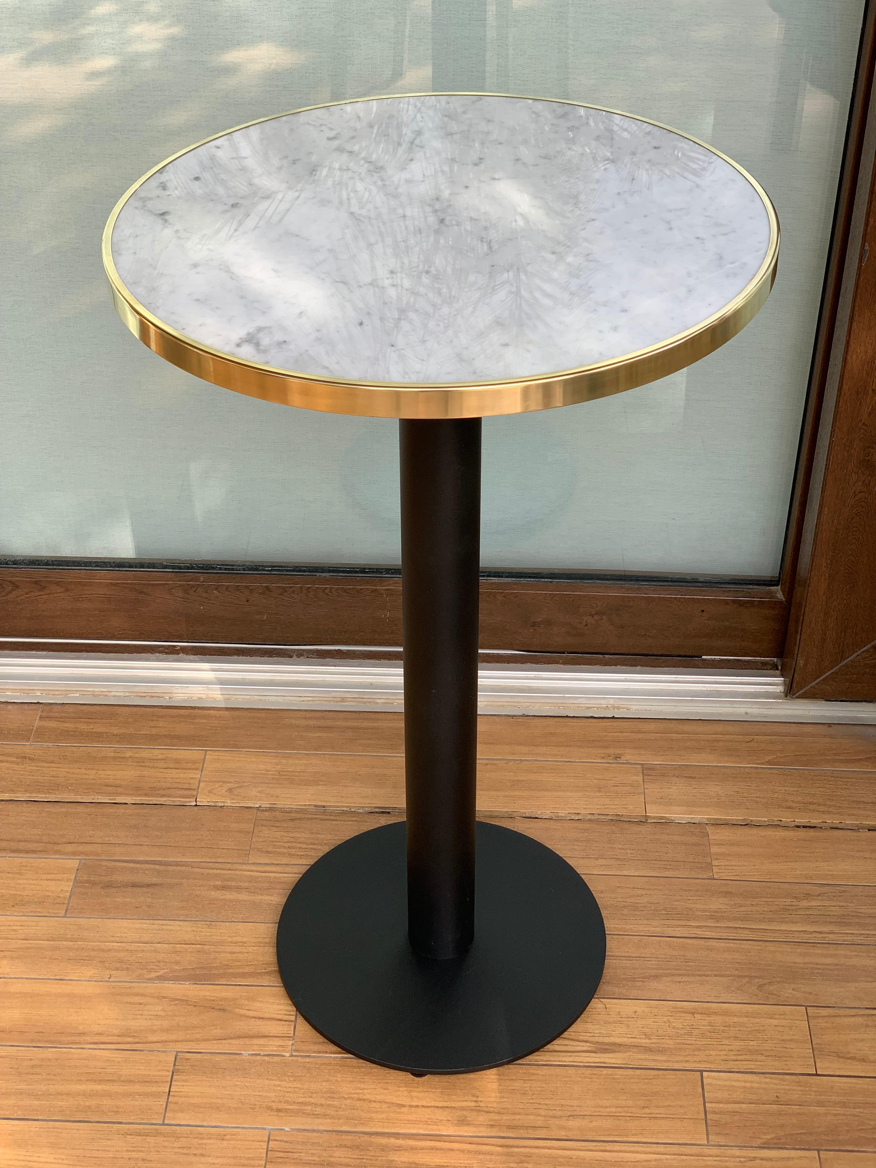 Espagnol New Pedestal High table de cocktail à piédestal avec plateau en marbre et laiton en vente