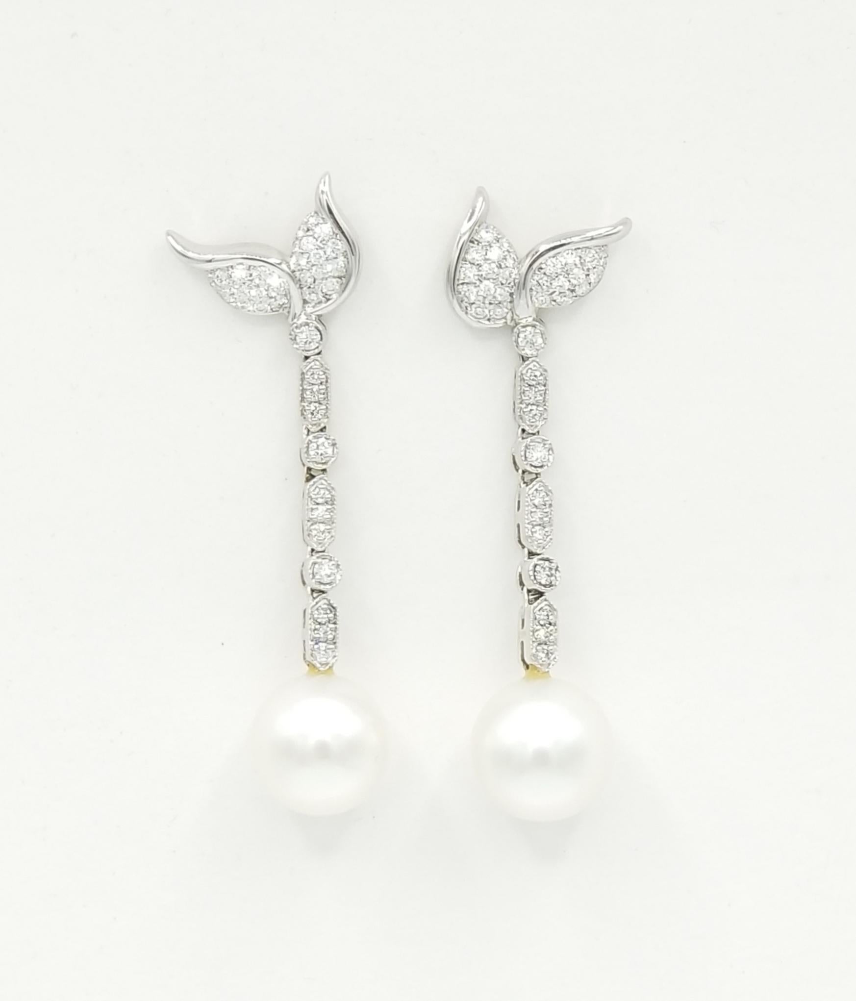 Eleva la tua collezione di gioielli con questi squisiti orecchini ovali in oro bianco 18 carati di LaFrancee. Lo stile penzolante/goccia è caratterizzato da splendide perle dei mari del sud e diamanti, che li rendono un'aggiunta perfetta a qualsiasi