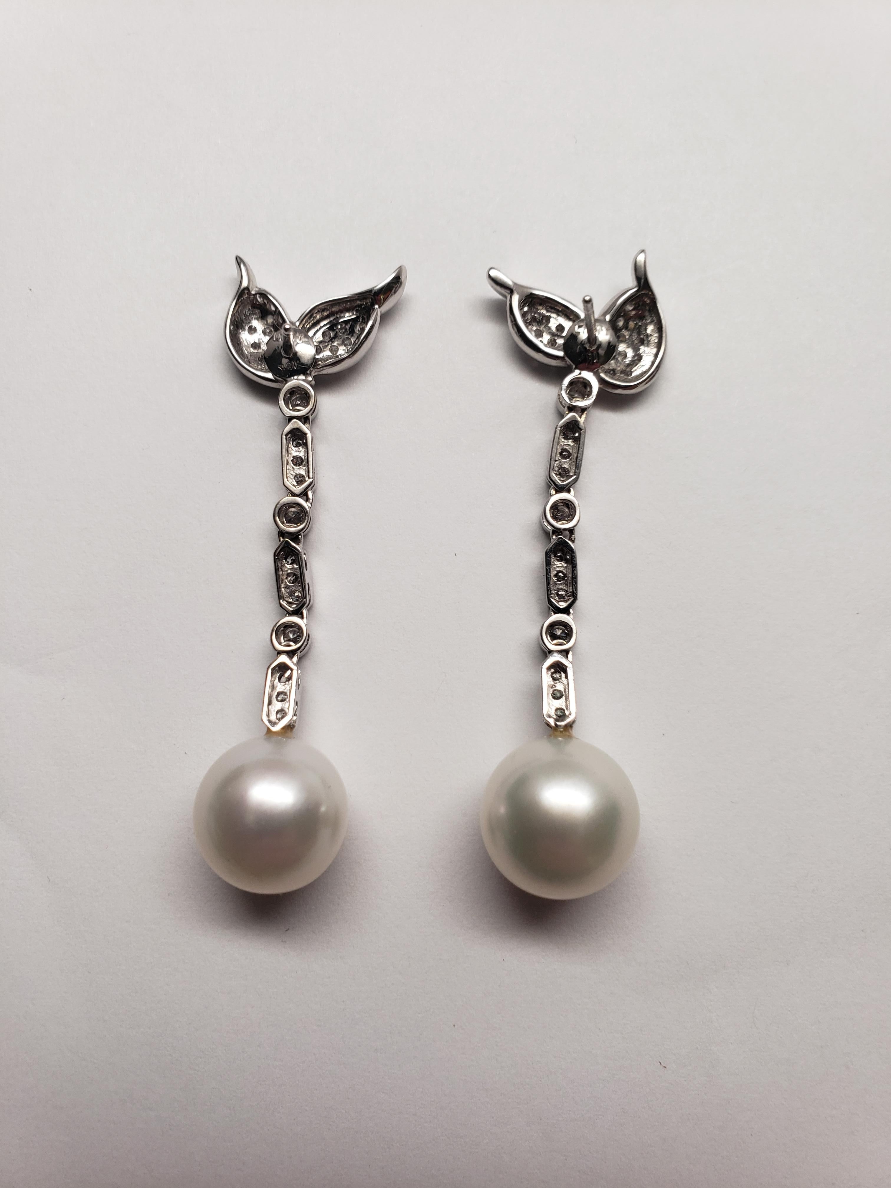 Taglio rotondo NUOVO Perfettamente rotondo  Orecchini a goccia con diamante con perle dei mari del sud di qualità bianca in vendita
