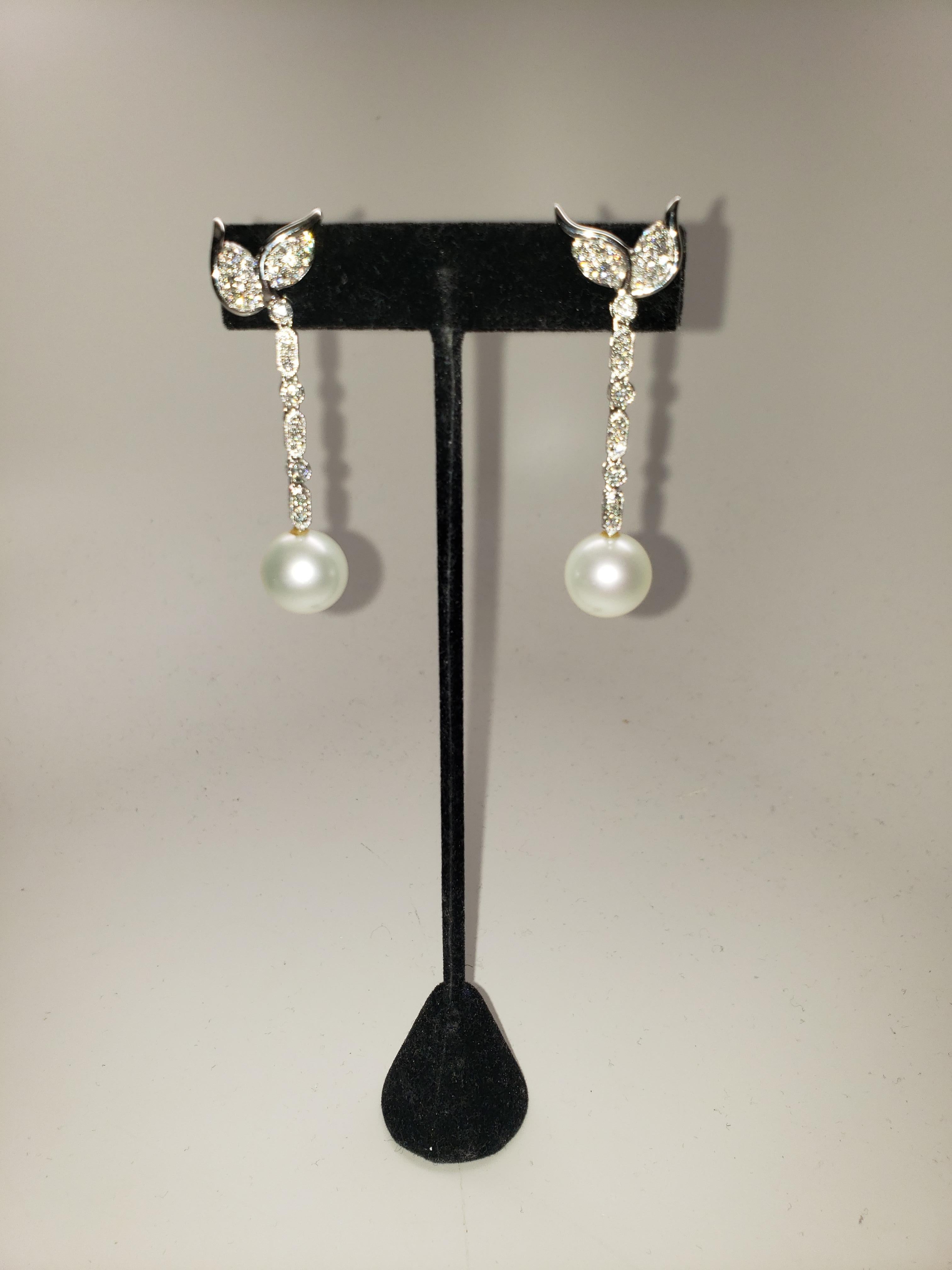 NUOVO Perfettamente rotondo  Orecchini a goccia con diamante con perle dei mari del sud di qualità bianca In condizioni Nuovo in vendita a Warren, NJ