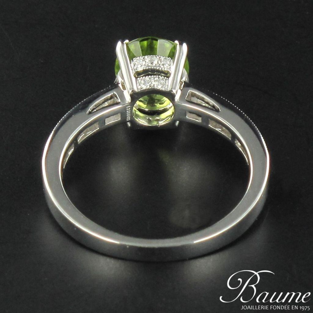 Bague moderne en or blanc 18 carats avec péridot et diamant en vente 7