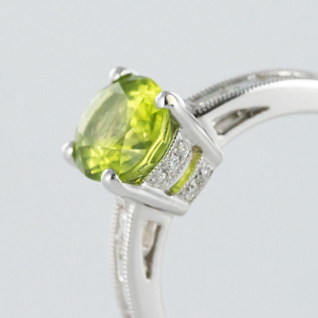 Modern Peridot Diamond 18 Karat White Gold Ring In New Condition For Sale In Poitiers, FR