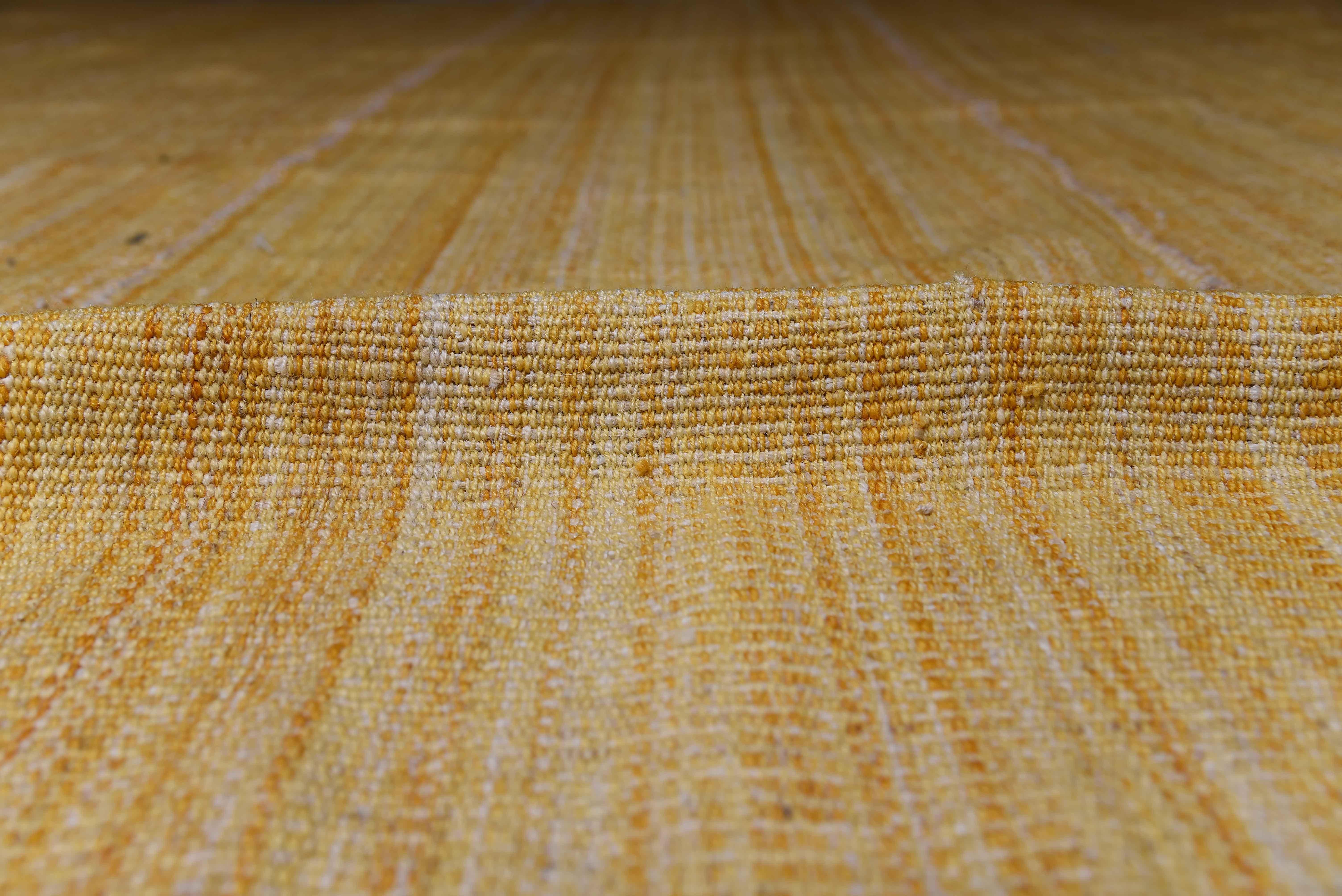 Neu Persischer Flachgewebe-Teppich im Kilim-Stil mit braunen & weißen Details auf goldenem Feld (Kelim) im Angebot
