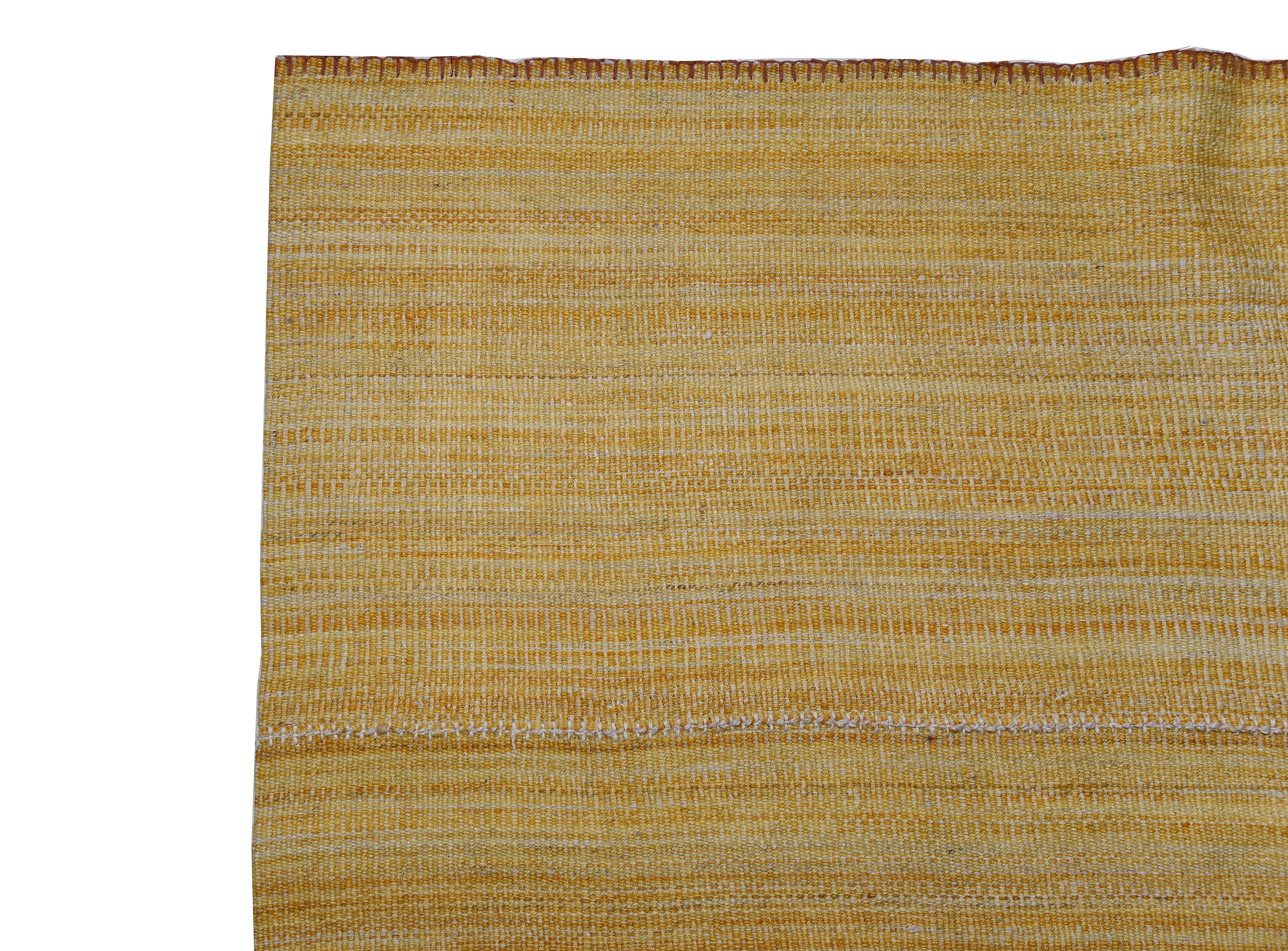 Neu Persischer Flachgewebe-Teppich im Kilim-Stil mit braunen & weißen Details auf goldenem Feld (Handgewebt) im Angebot