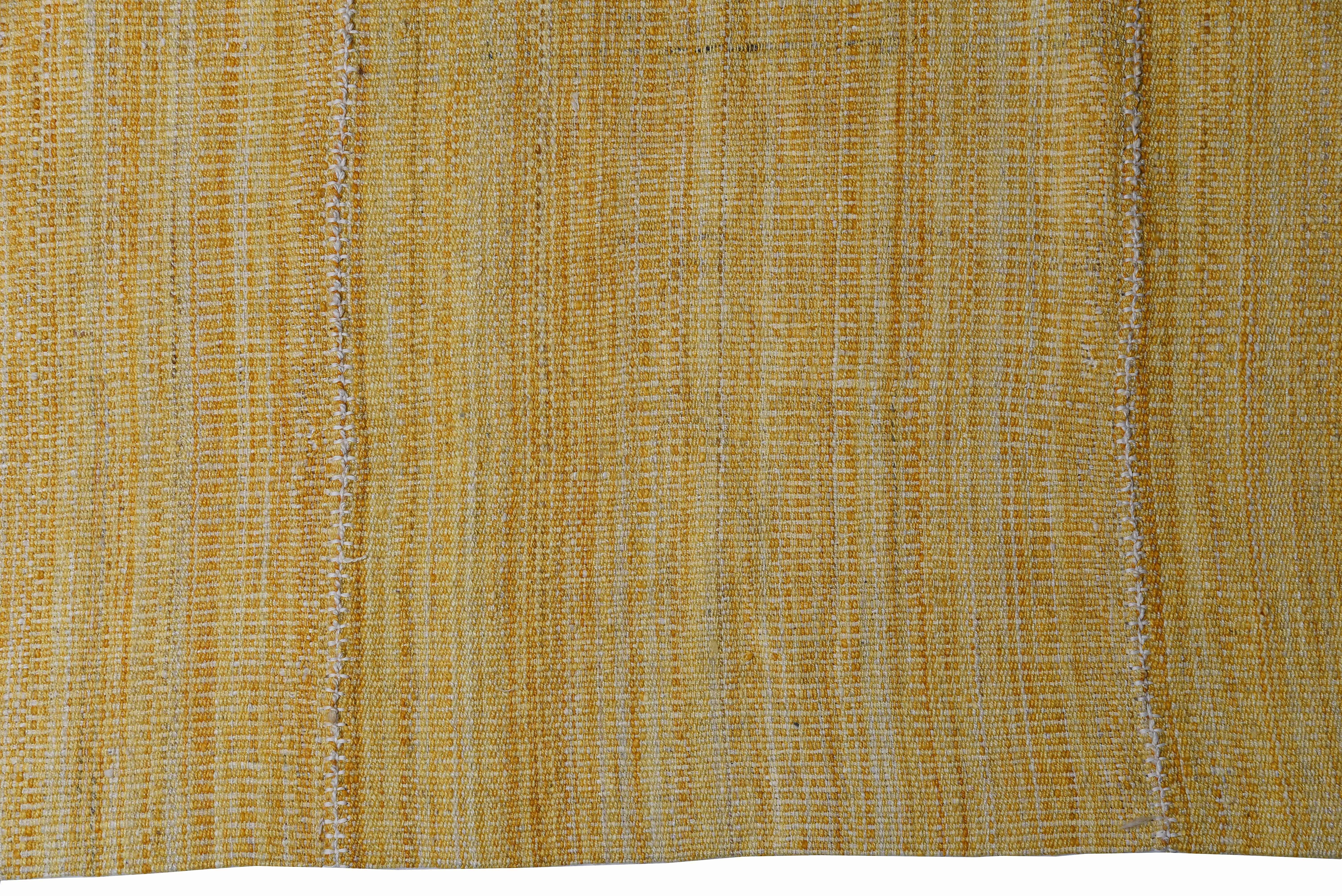 Neu Persischer Flachgewebe-Teppich im Kilim-Stil mit braunen & weißen Details auf goldenem Feld im Zustand „Neu“ im Angebot in Dallas, TX