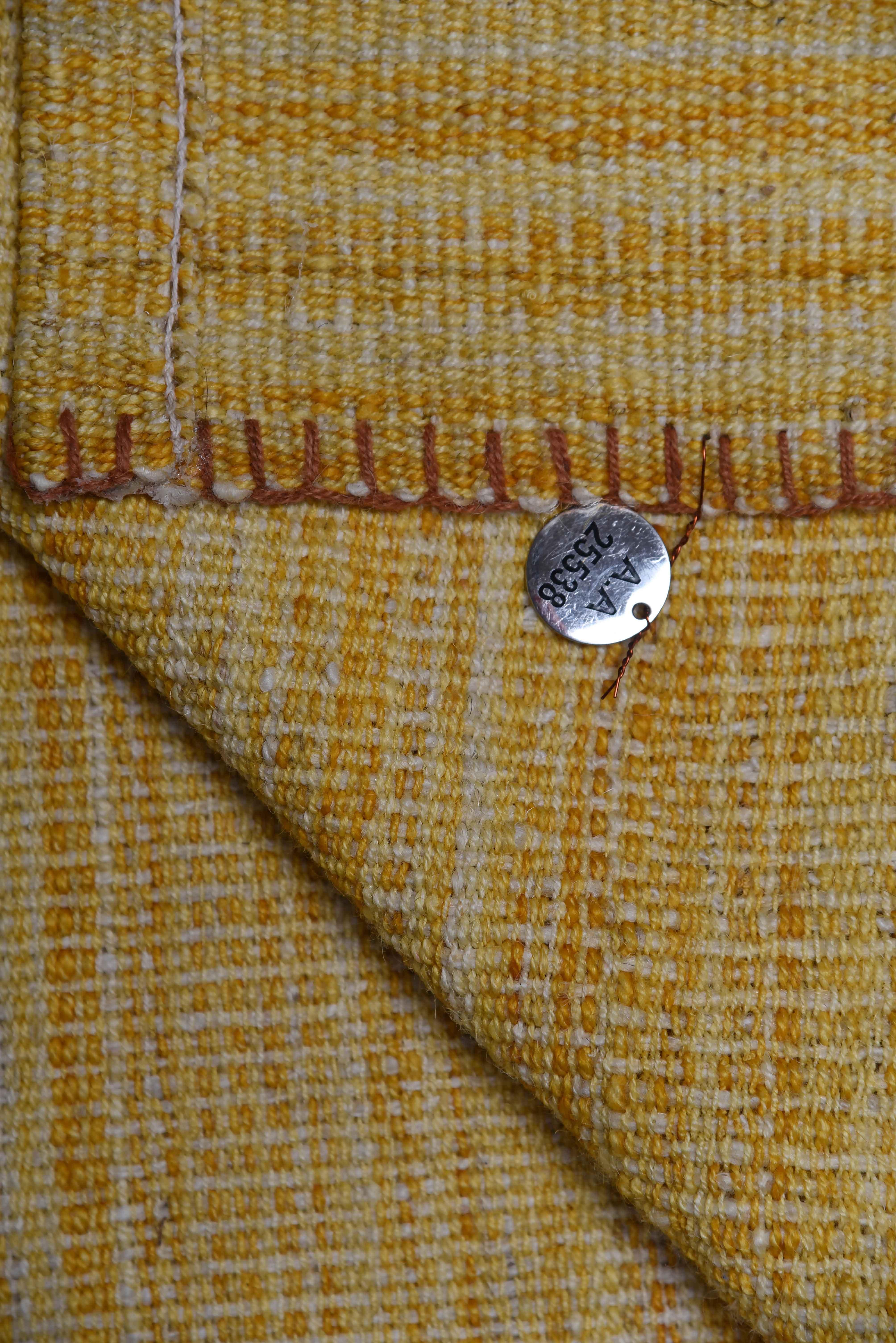 Neu Persischer Flachgewebe-Teppich im Kilim-Stil mit braunen & weißen Details auf goldenem Feld (21. Jahrhundert und zeitgenössisch) im Angebot