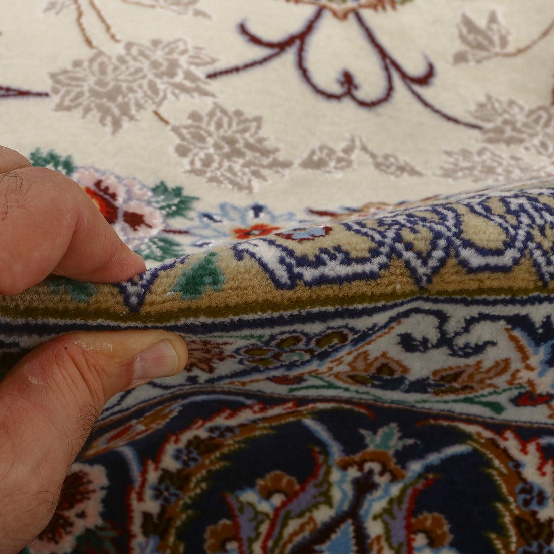 I tappeti di Isfahan sono rinomati per la loro eccezionale qualità, i disegni intricati e il ricco patrimonio culturale. Tessuti a mano nella storica città di Isfahan, questi tappeti sono caratterizzati da una miscela di lana e seta di lusso, che