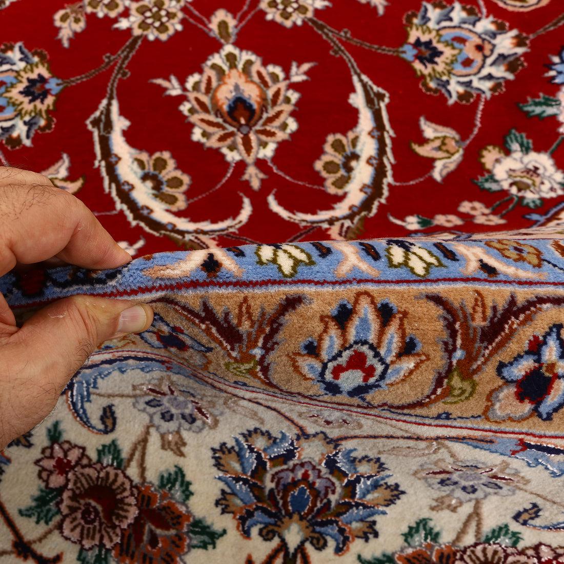 I tappeti di Isfahan sono rinomati per la loro eccezionale qualità, gli intricati disegni e il ricco patrimonio culturale. Tessuti a mano nella storica città di Isfahan, questi tappeti sono caratterizzati da una miscela di lana e seta di lusso, che