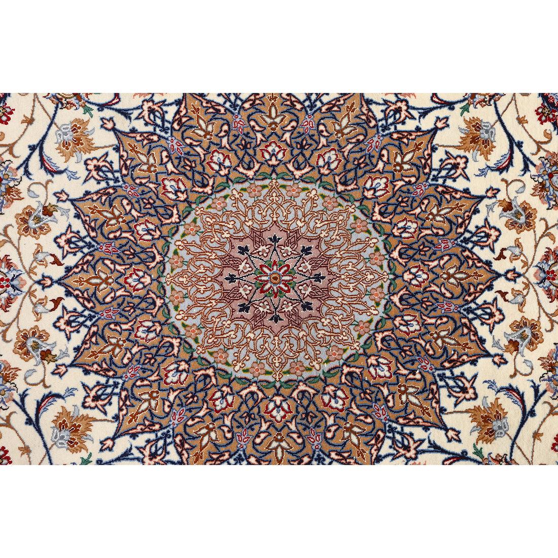 I tappeti di Isfahan sono rinomati per la loro eccezionale qualità, i disegni intricati e il ricco patrimonio culturale. Tessuti a mano nella storica città di Isfahan, questi tappeti sono caratterizzati da una miscela di lana e seta di lusso, che