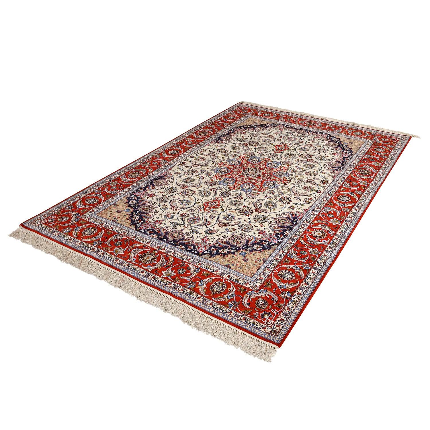 I tappeti di Isfahan sono rinomati per la loro eccezionale qualità, gli intricati disegni e il ricco patrimonio culturale. Tessuti a mano nella storica città di Isfahan, questi tappeti sono caratterizzati da una miscela di lana e seta di lusso, che