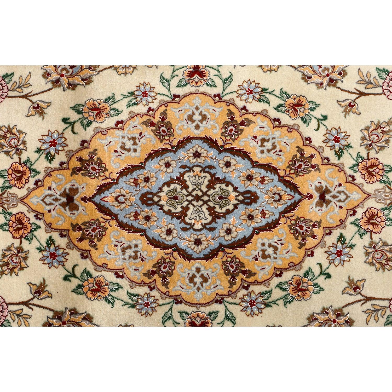 I tappeti di Isfahan sono rinomati per la loro eccezionale qualità, gli intricati disegni e il ricco patrimonio culturale. Tessuti a mano nella storica città di Isfahan, questi tappeti sono caratterizzati da una miscela di lana e seta di lusso, che