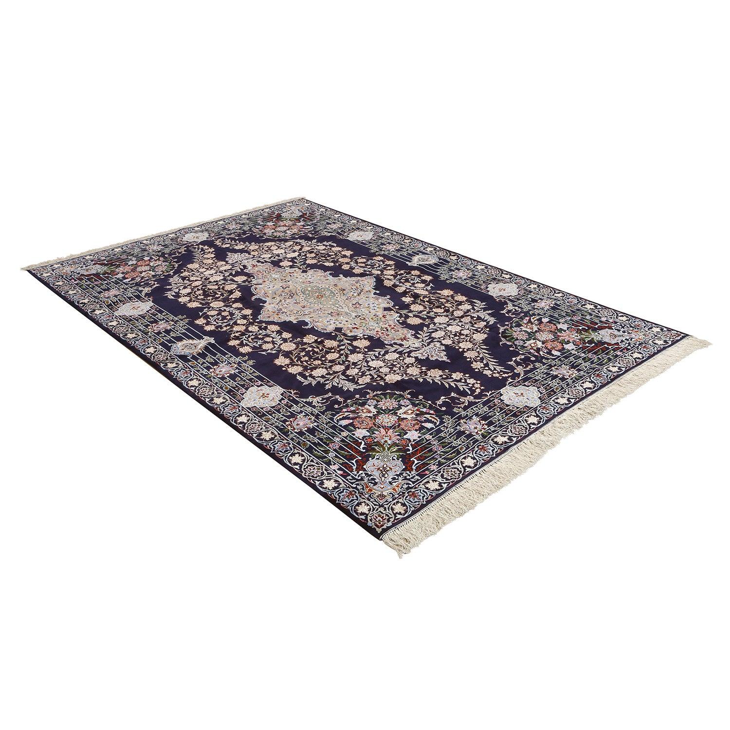 I tappeti di Isfahan sono rinomati per la loro eccezionale qualità, gli intricati disegni e il ricco patrimonio culturale. Tessuti a mano nella storica città di Isfahan, questi tappeti sono caratterizzati da una miscela di lana e seta di lusso, che
