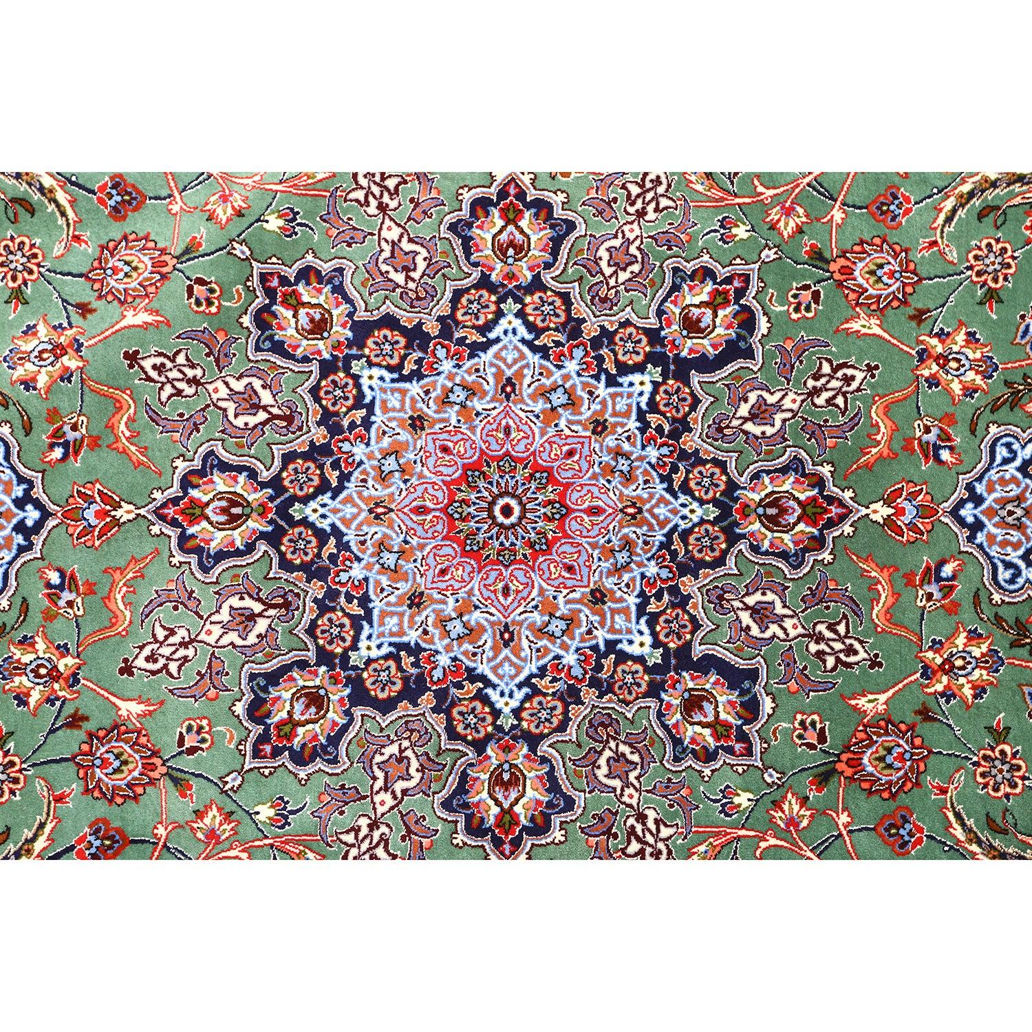 I tappeti di Isfahan sono rinomati per la loro eccezionale qualità, i disegni intricati e il ricco patrimonio culturale. Tessuti a mano nella storica città di Isfahan, questi tappeti sono caratterizzati da una miscela di lana e seta di lusso, che