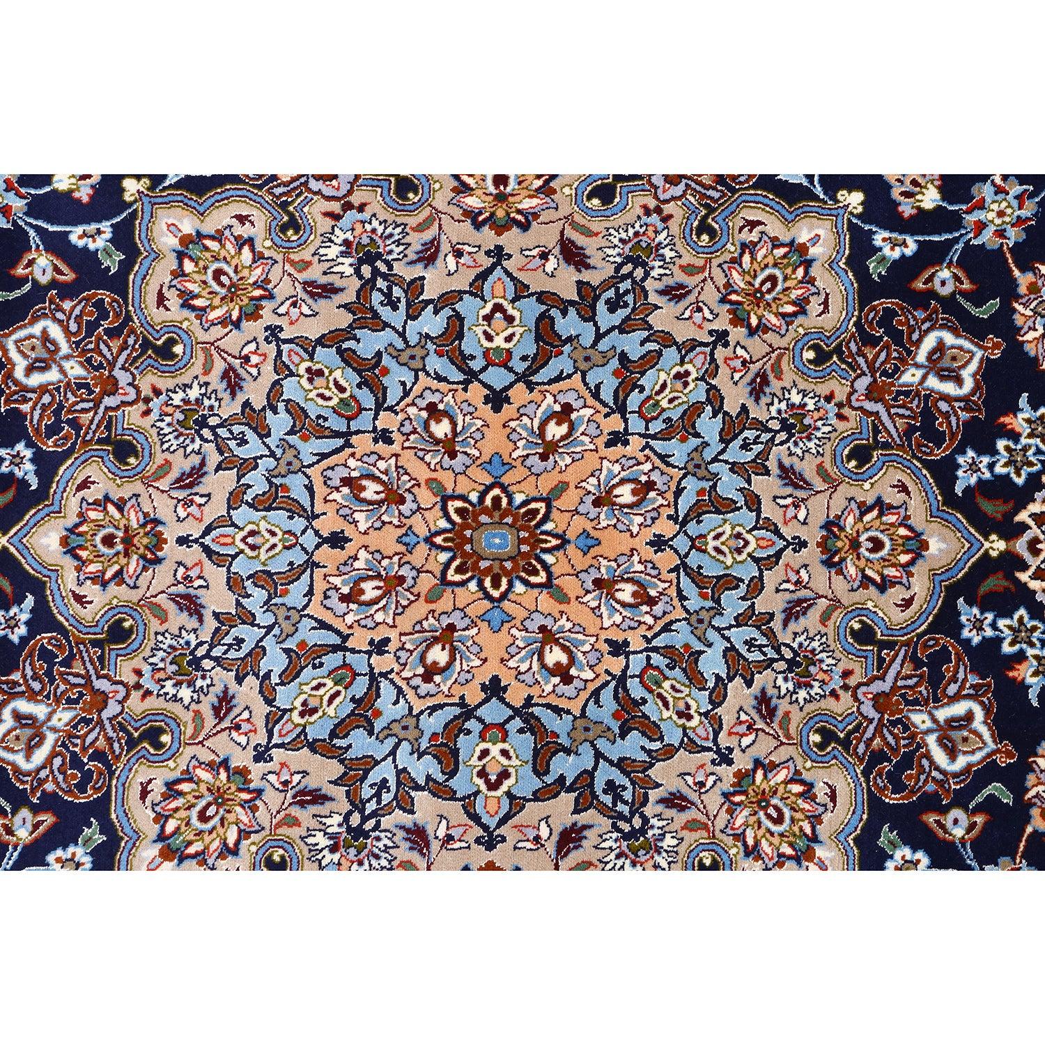 I tappeti di Isfahan sono rinomati per la loro eccezionale qualità, i disegni intricati e il ricco patrimonio culturale. Tessuti a mano nella storica città di Isfahan, questi tappeti sono caratterizzati da una miscela di lana e seta di lusso, che