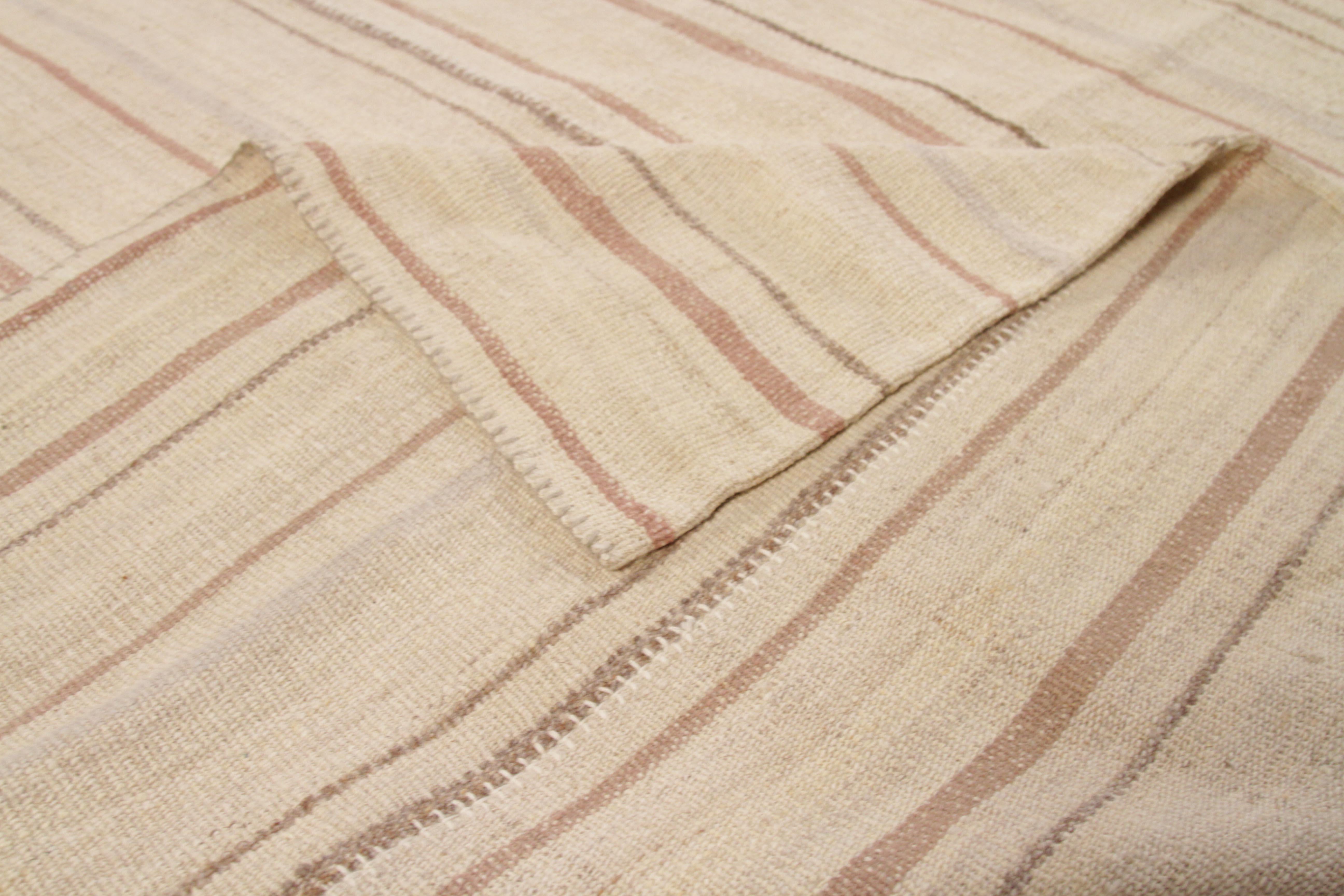 Neuer persischer Kilim-Teppich in Elfenbein mit beigen und braunen Streifen (Persisch) im Angebot