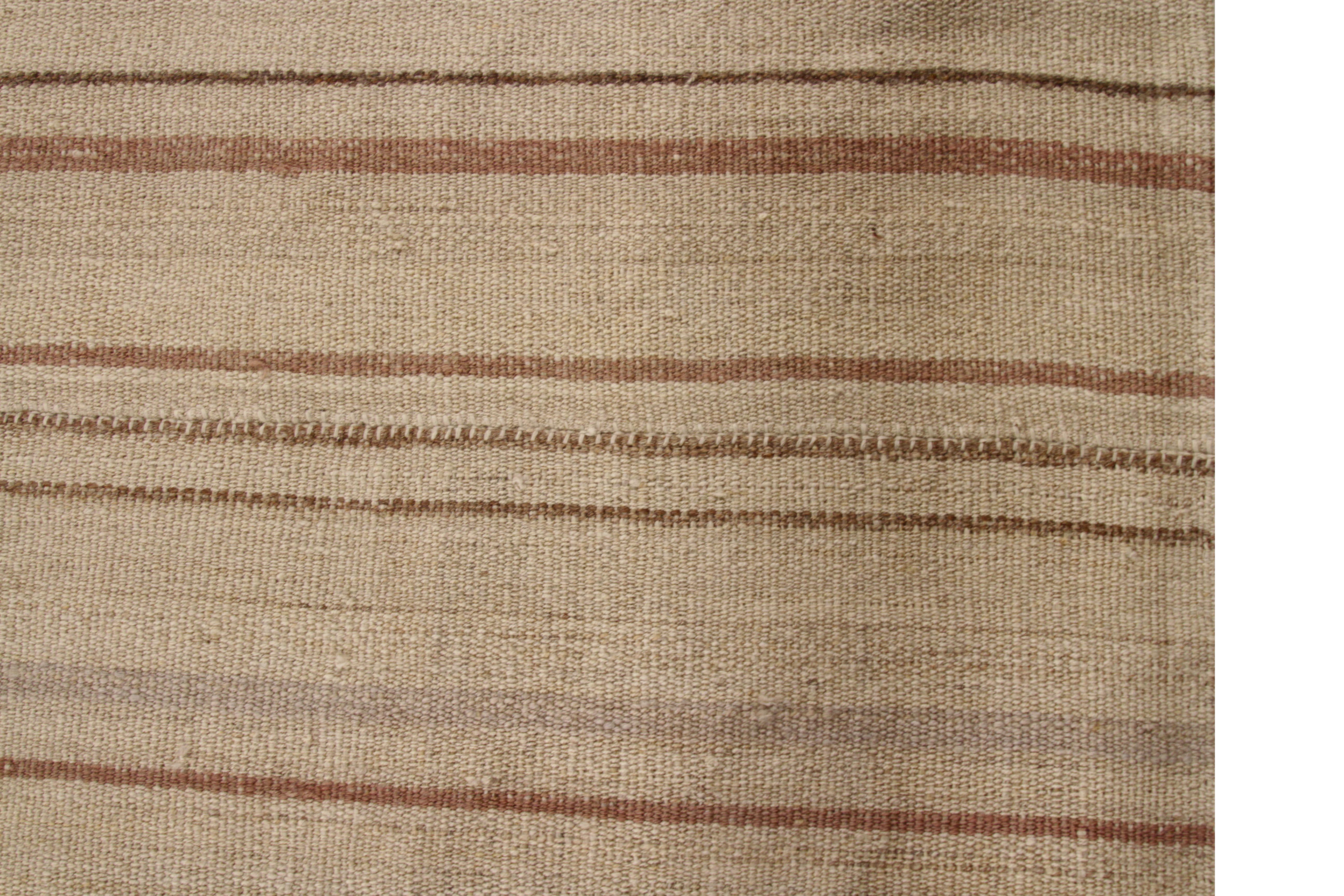 Neuer persischer Kilim-Teppich in Elfenbein mit beigen und braunen Streifen im Zustand „Neu“ im Angebot in Dallas, TX