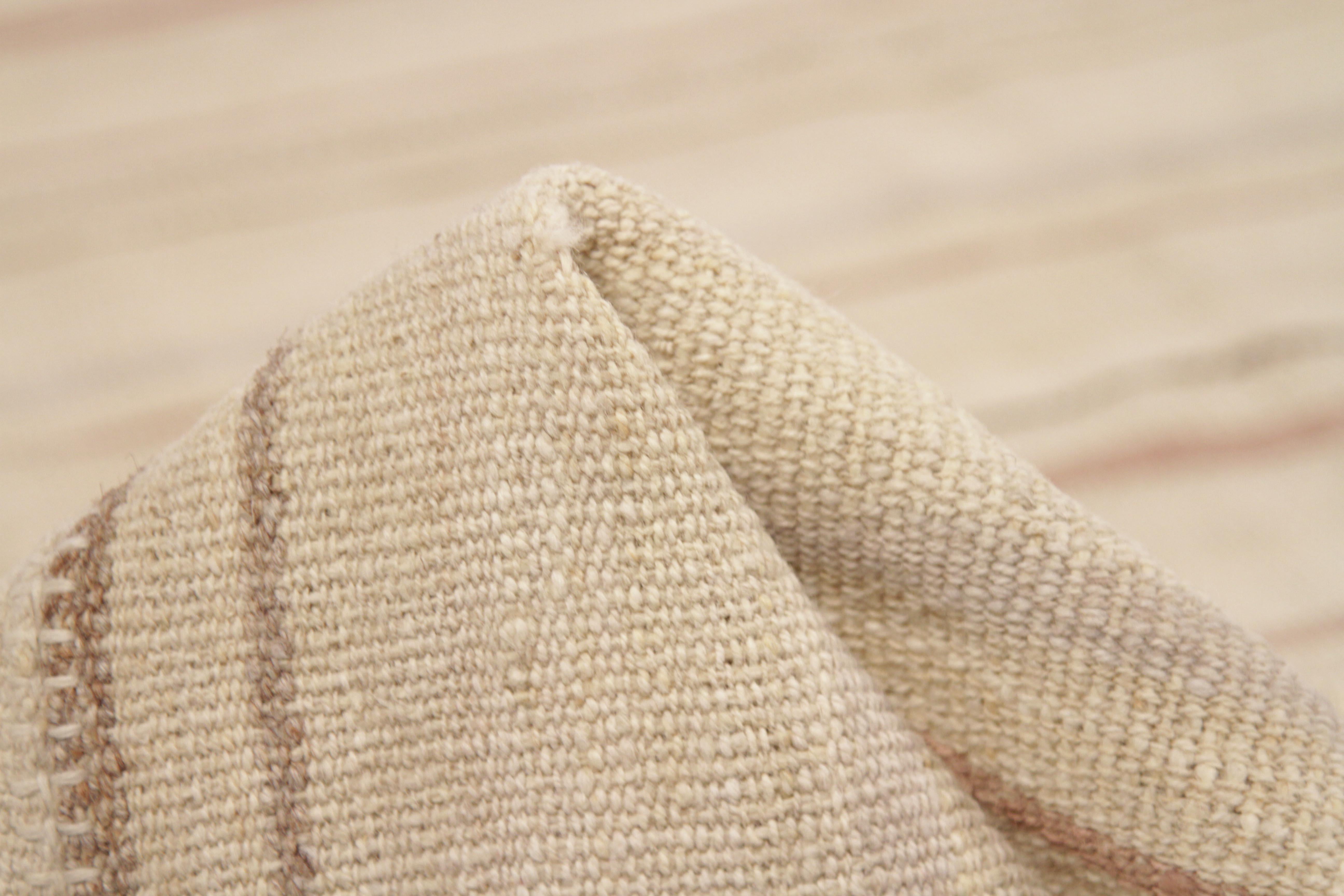 Neuer persischer Kilim-Teppich in Elfenbein mit beigen und braunen Streifen (Wolle) im Angebot