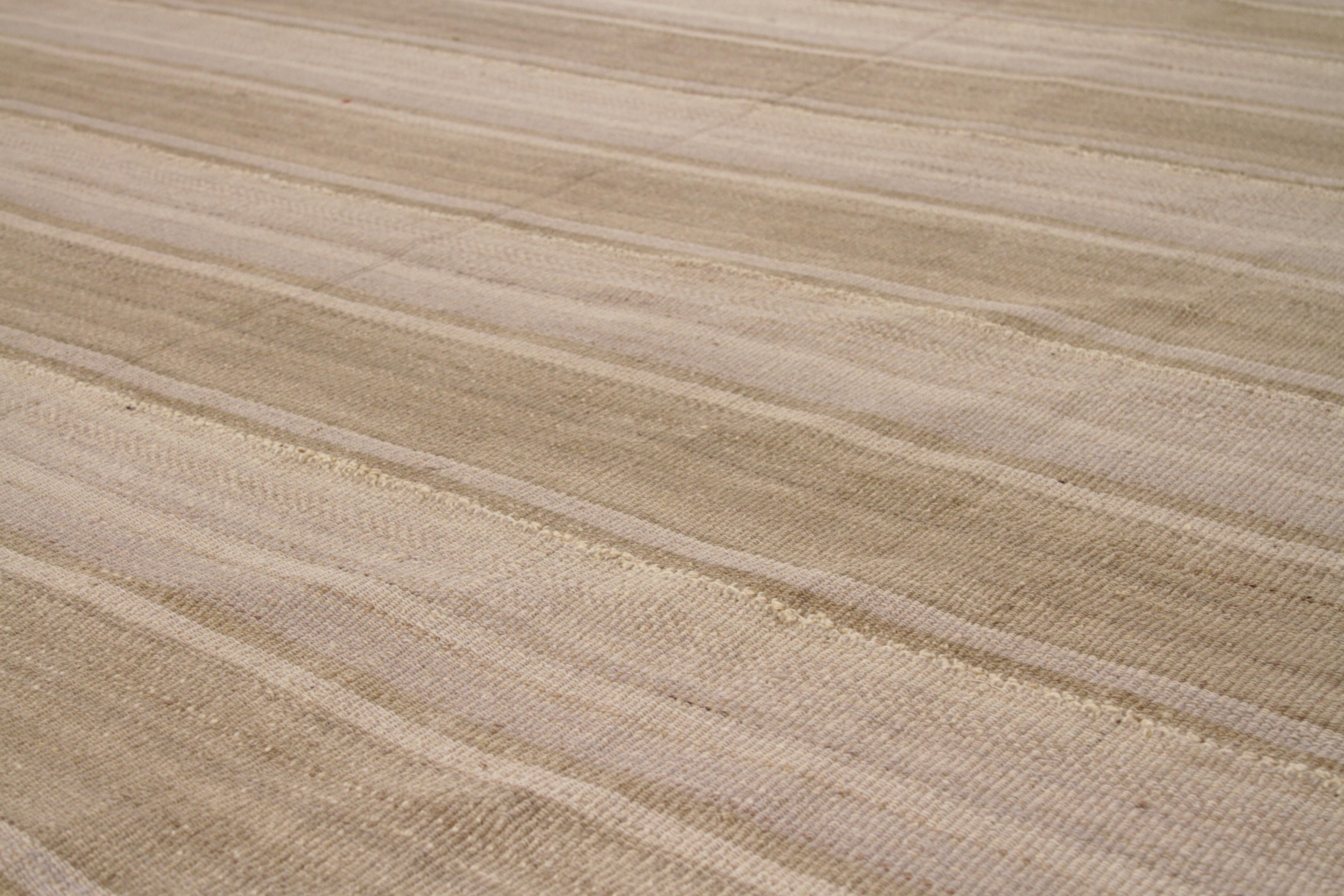 Persischer Kelim-Teppich mit abwechselnd beigen und braunen Streifen auf elfenbeinfarbenem Feld (Handgewebt) im Angebot