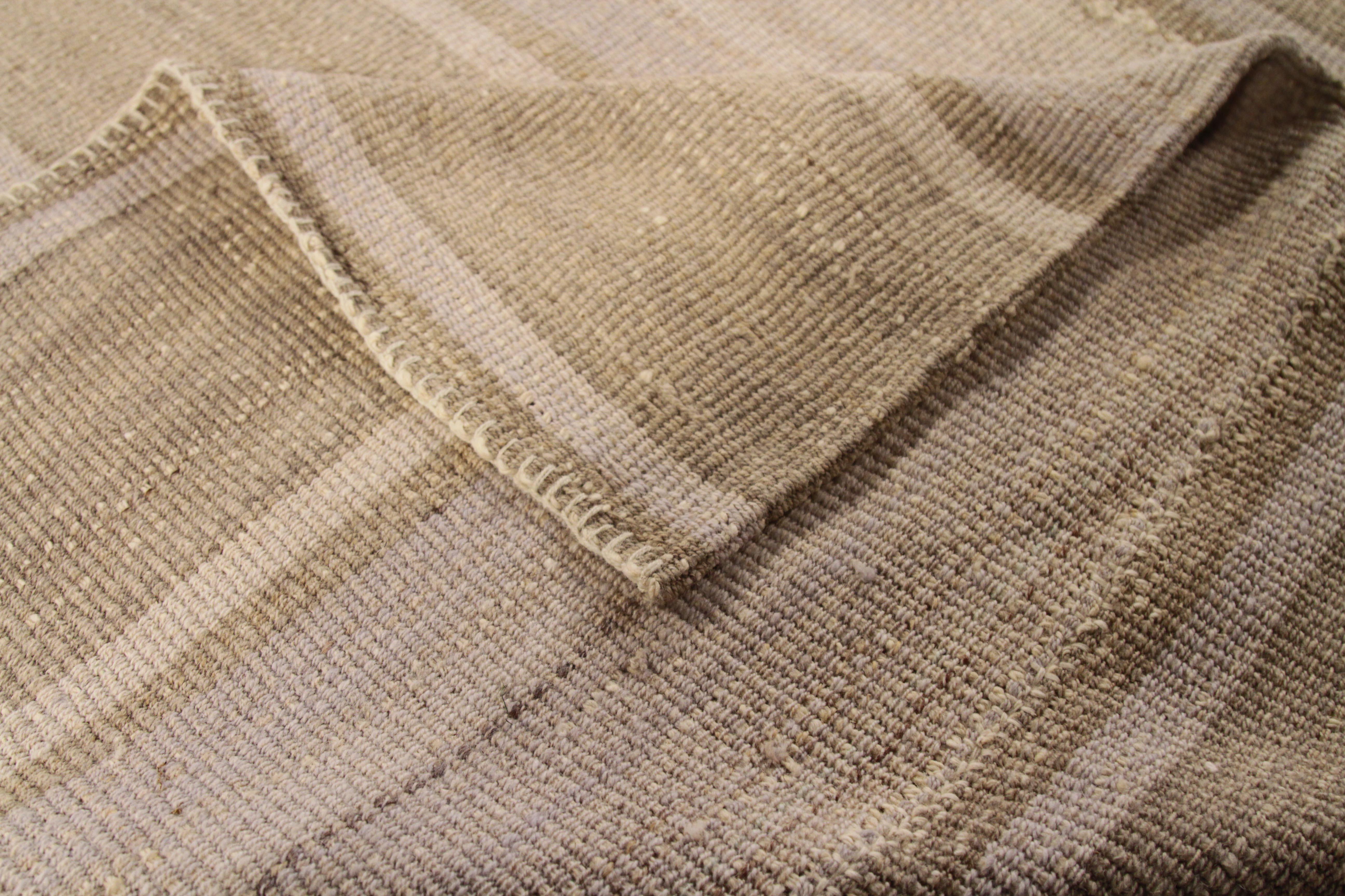 Persischer Kelim-Teppich mit abwechselnd beigen und braunen Streifen auf elfenbeinfarbenem Feld im Zustand „Neu“ im Angebot in Dallas, TX