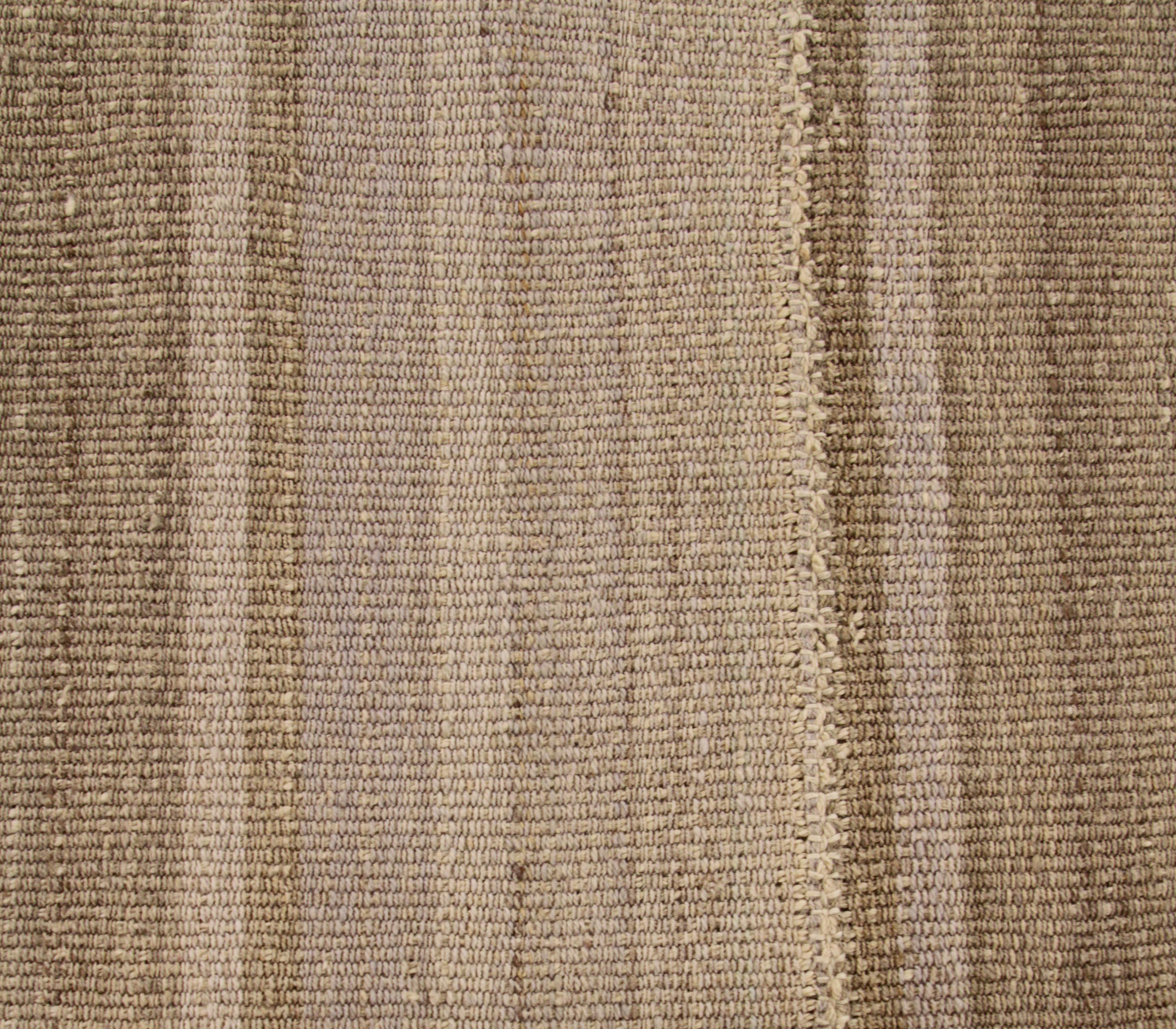 Persischer Kelim-Teppich mit abwechselnd beigen und braunen Streifen auf elfenbeinfarbenem Feld (Wolle) im Angebot