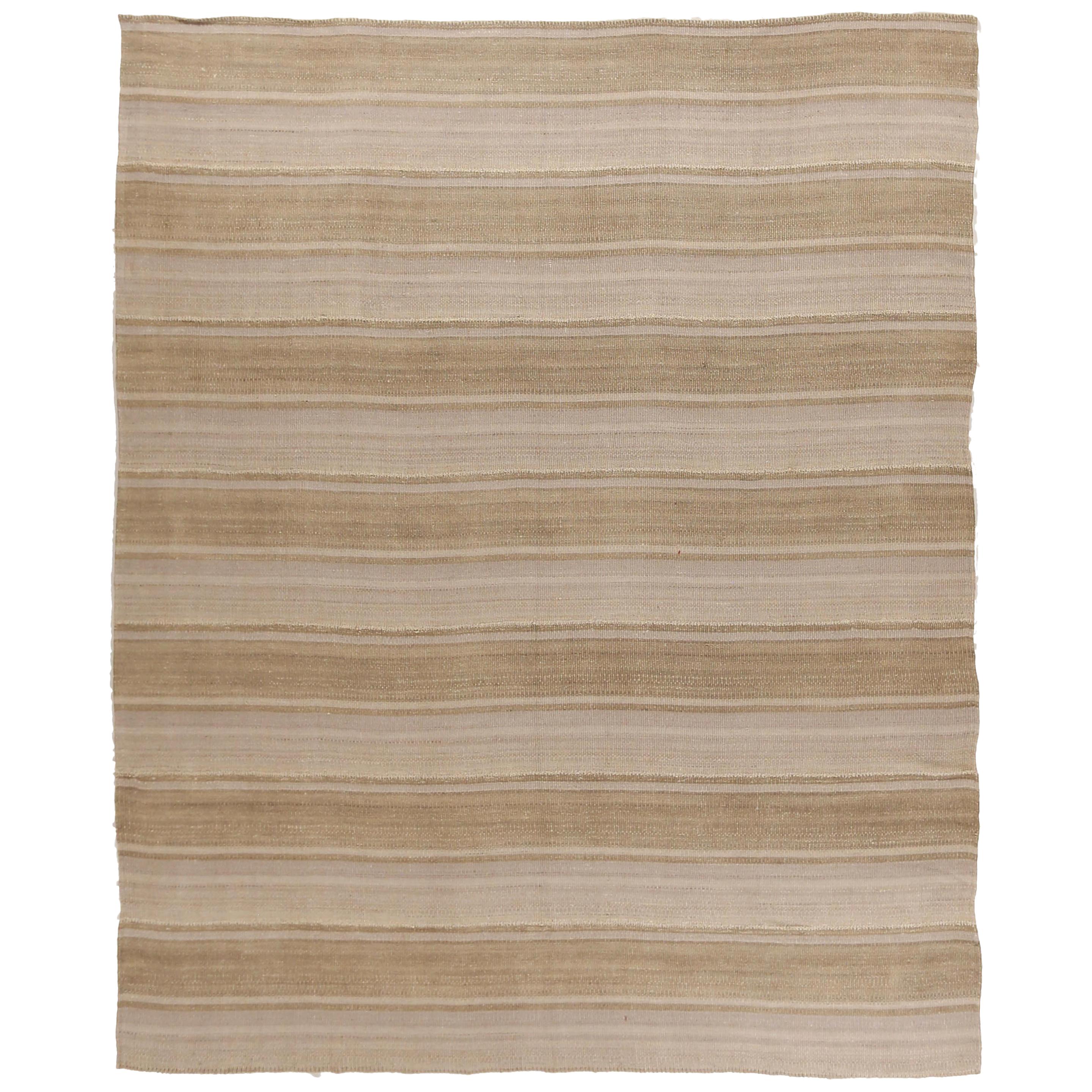 Persischer Kelim-Teppich mit abwechselnd beigen und braunen Streifen auf elfenbeinfarbenem Feld