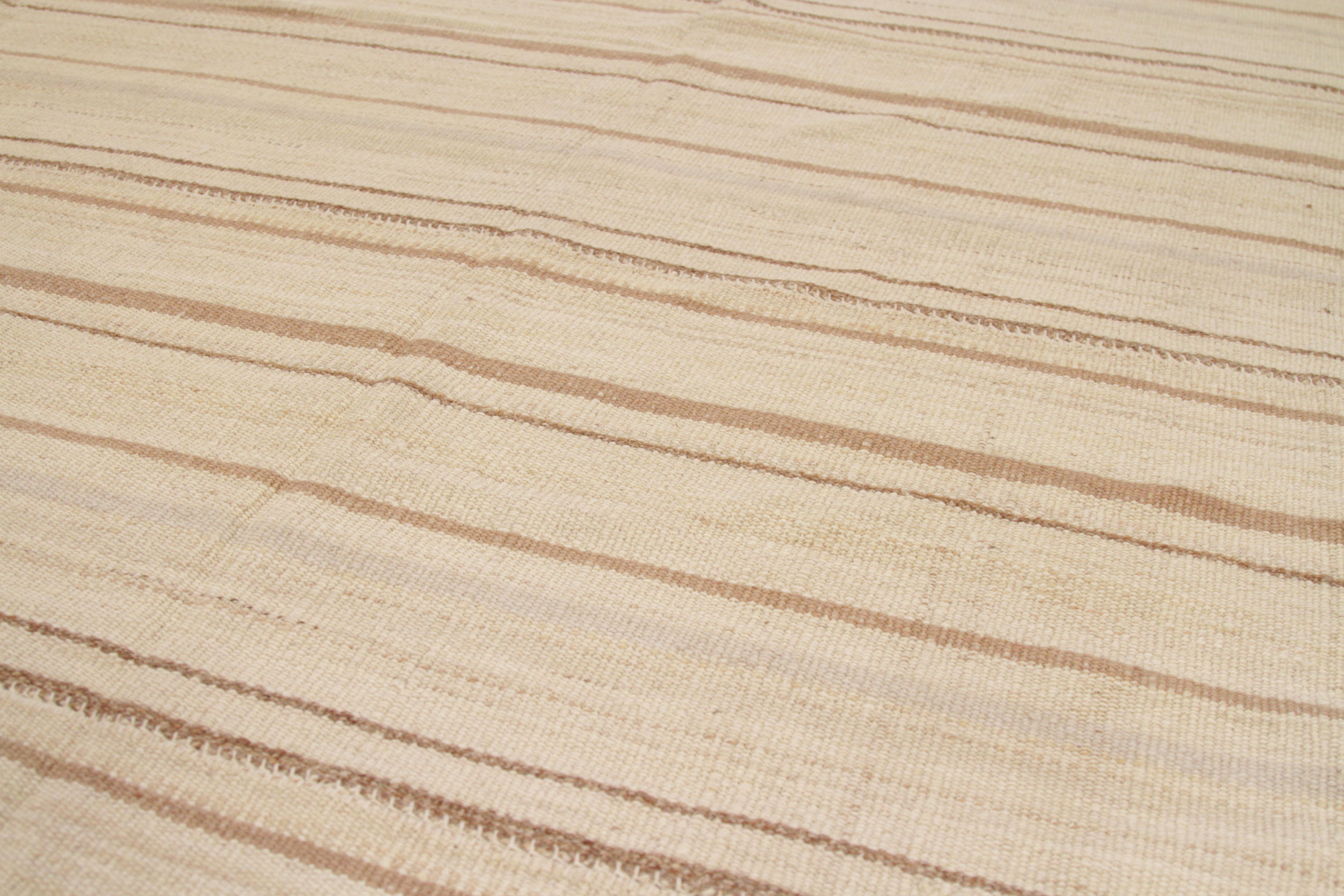 Persischer Kelim-Teppich mit elfenbeinfarbenem Feld und braunen Streifen (Handgewebt) im Angebot