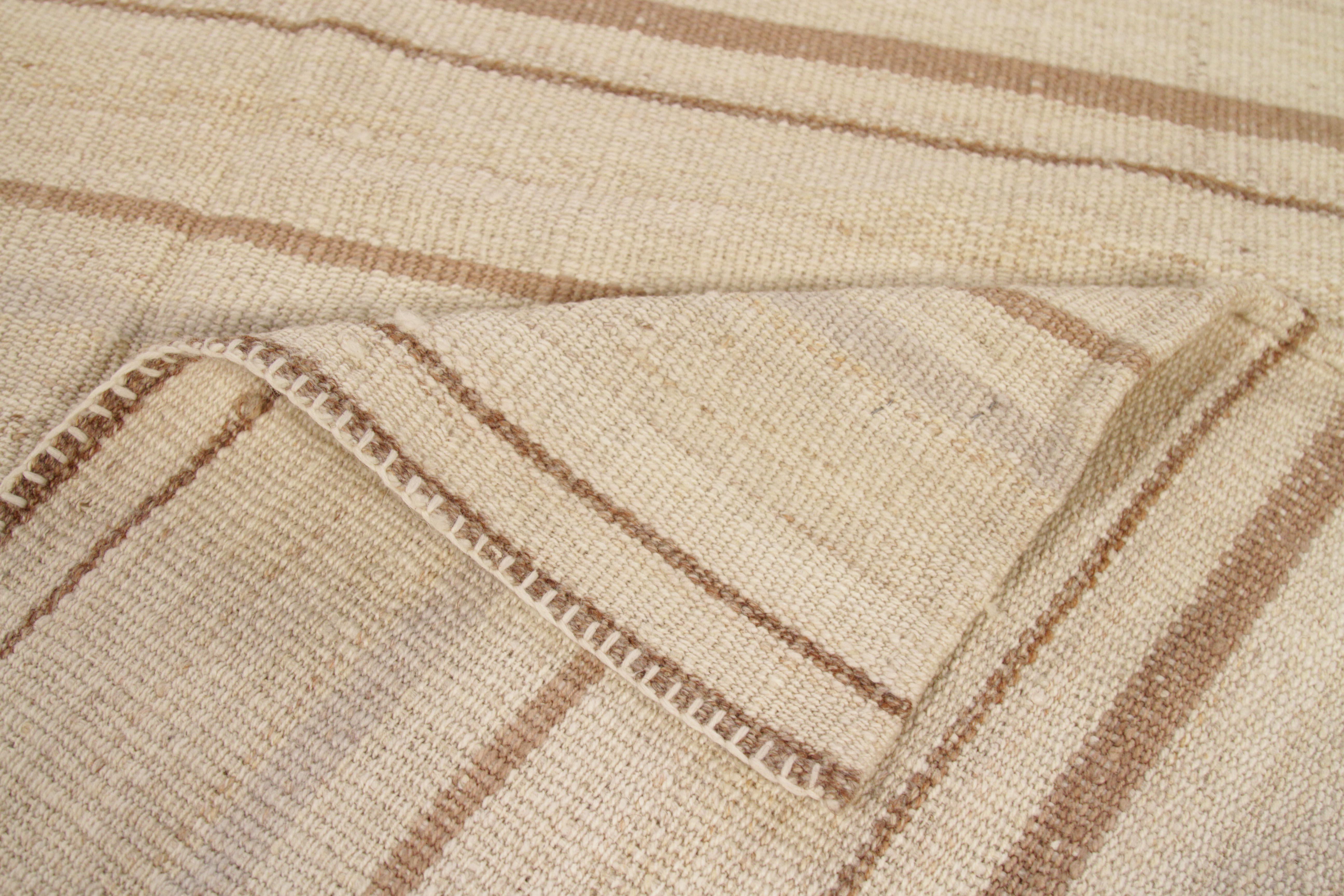 Persischer Kelim-Teppich mit elfenbeinfarbenem Feld und braunen Streifen im Zustand „Neu“ im Angebot in Dallas, TX