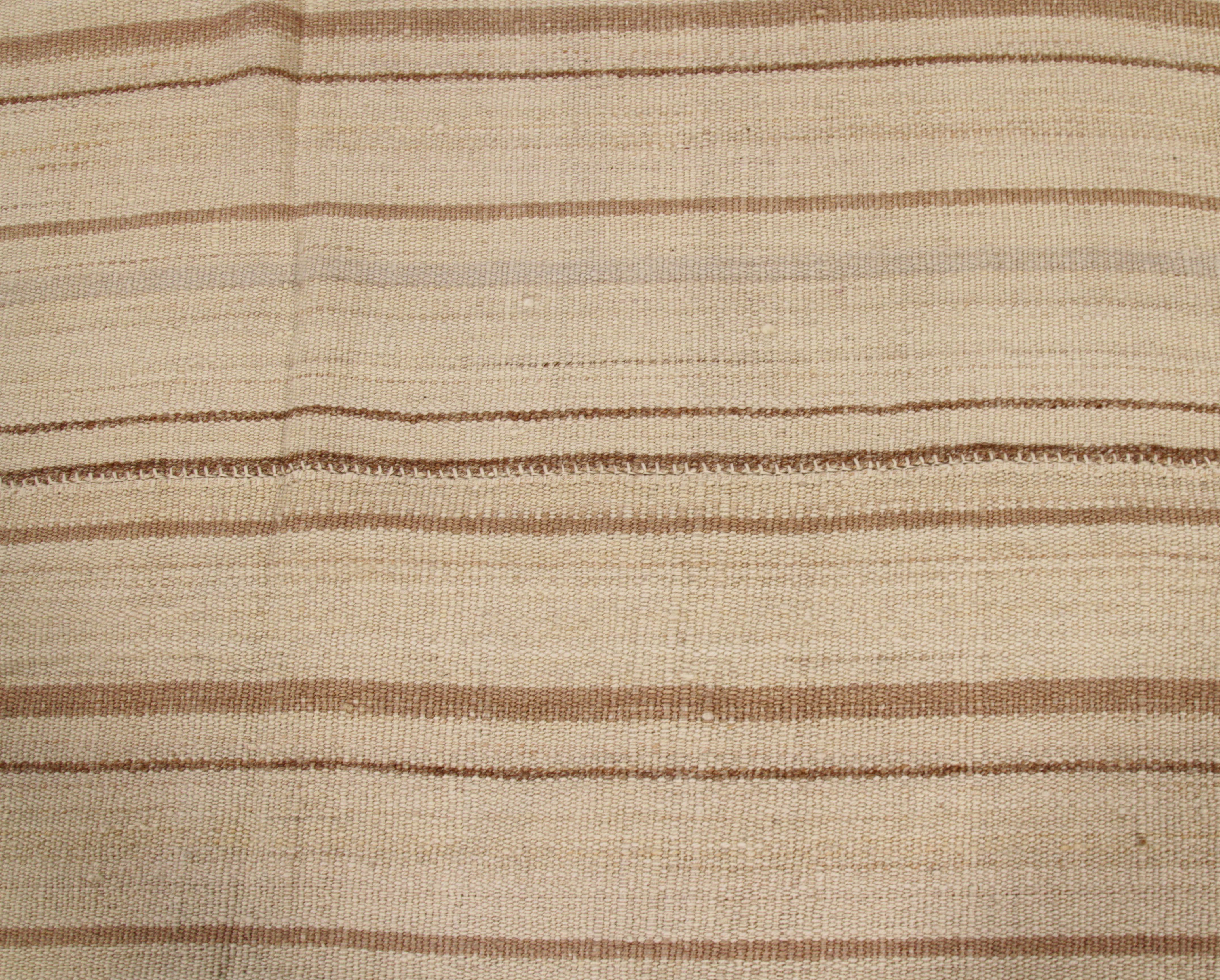 Persischer Kelim-Teppich mit elfenbeinfarbenem Feld und braunen Streifen (Wolle) im Angebot