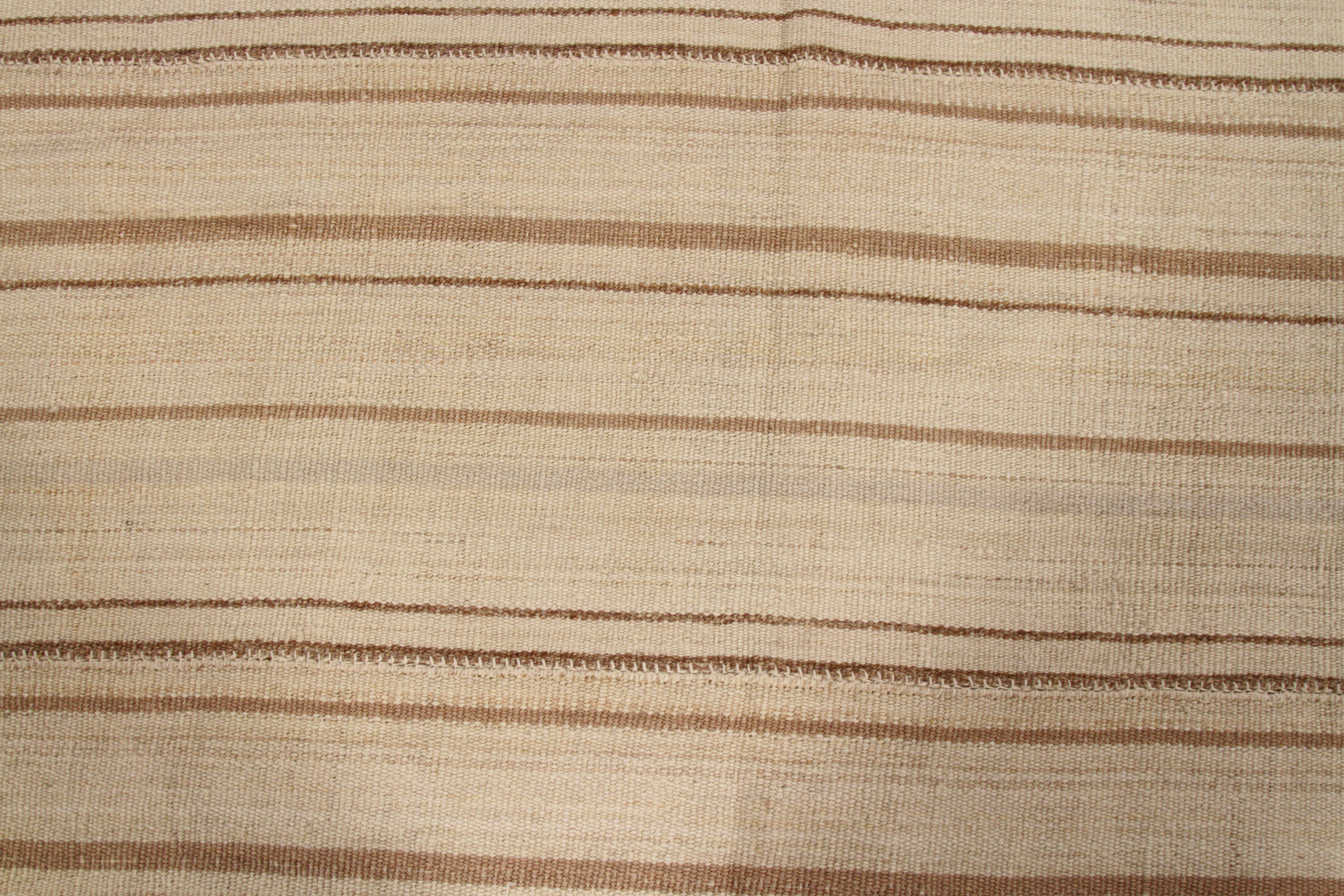 Persischer Kelim-Teppich mit elfenbeinfarbenem Feld und braunen Streifen im Angebot 1