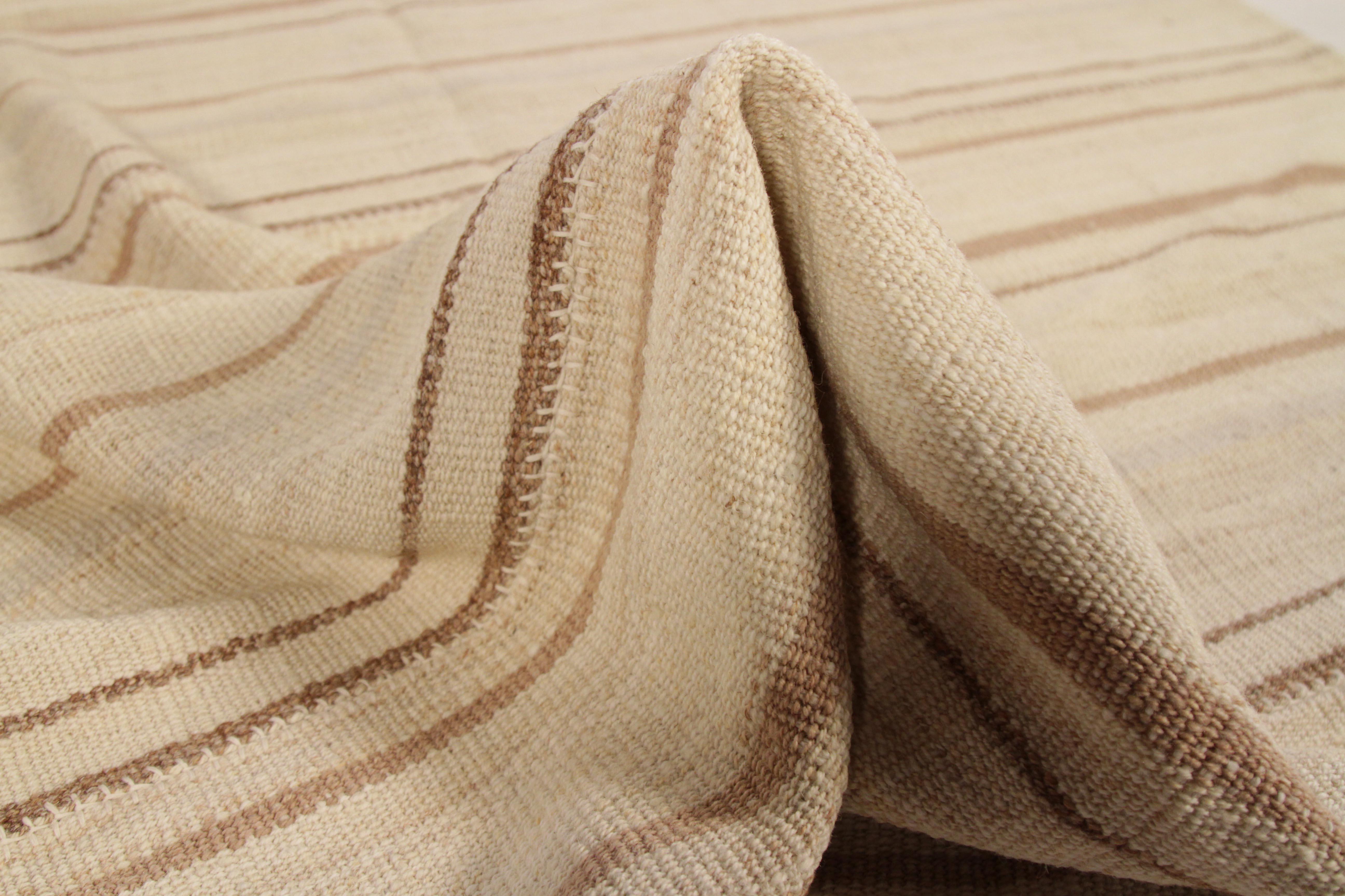 Persischer Kelim-Teppich mit elfenbeinfarbenem Feld und braunen Streifen im Angebot 2