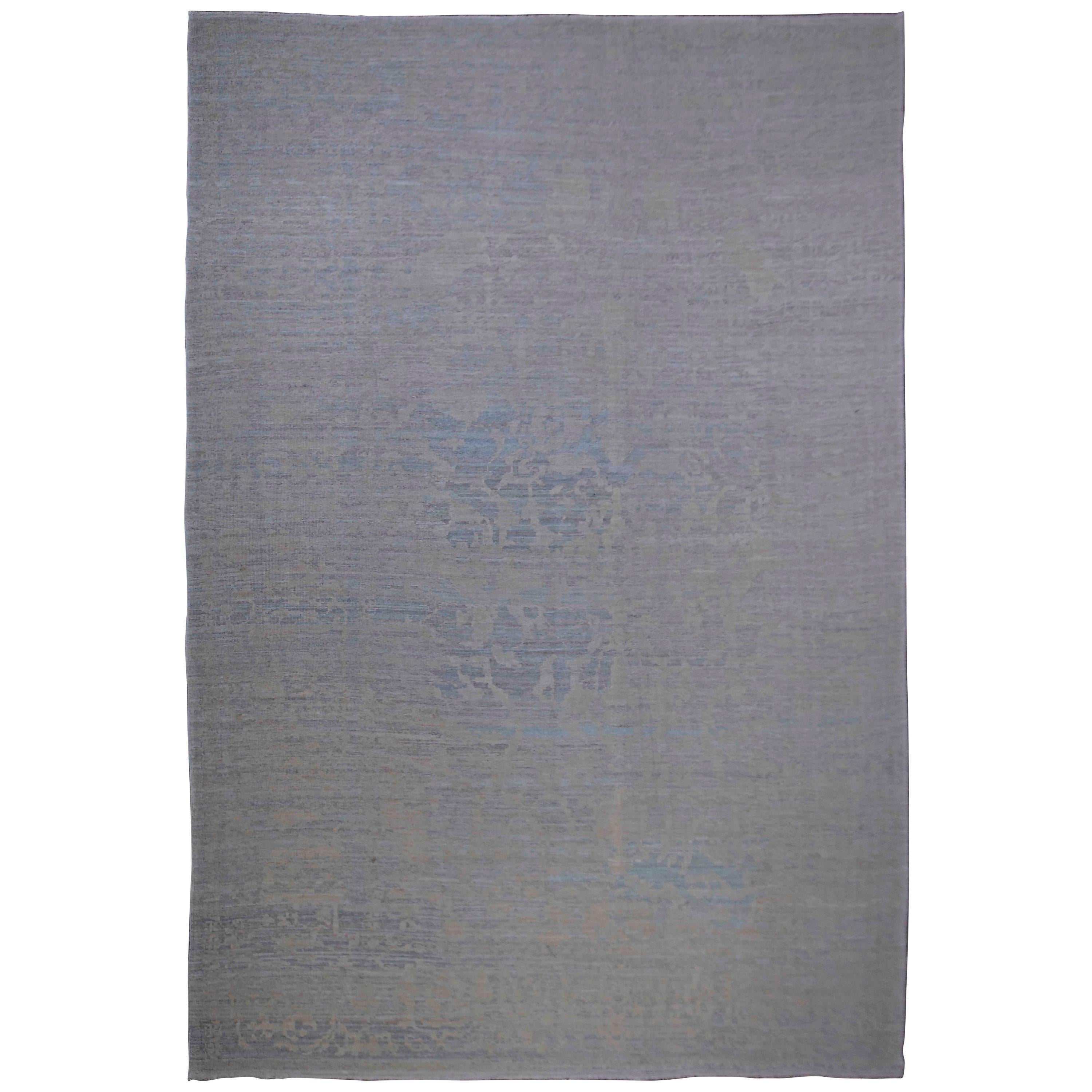 Nouveau tapis persan de style Oushak avec détails floraux bleus et gris