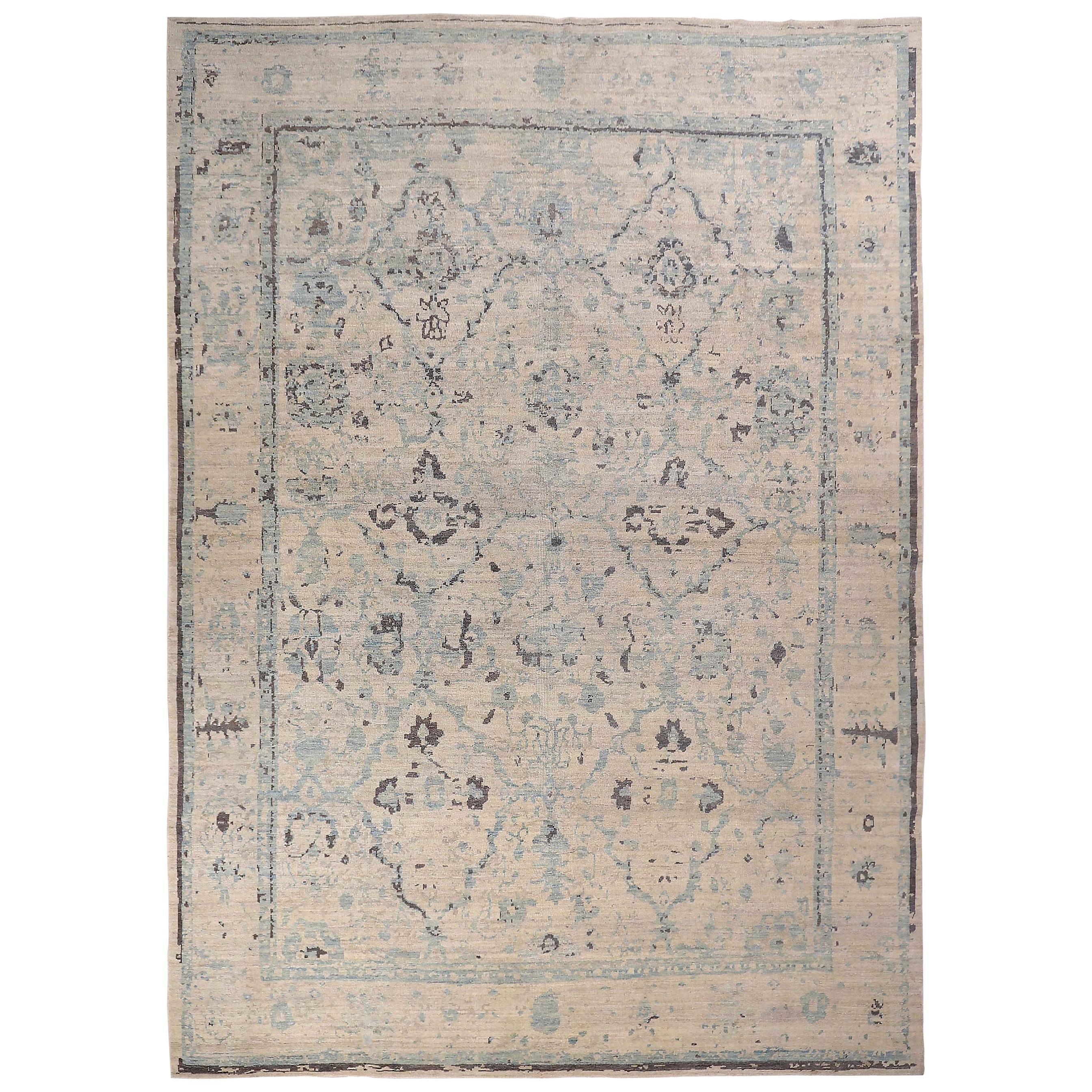 Nouveau tapis persan de style Oushak avec détails floraux bleus et gris sur fond ivoire