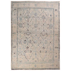 Nouveau tapis persan de style Oushak avec détails floraux bleus et gris sur fond ivoire