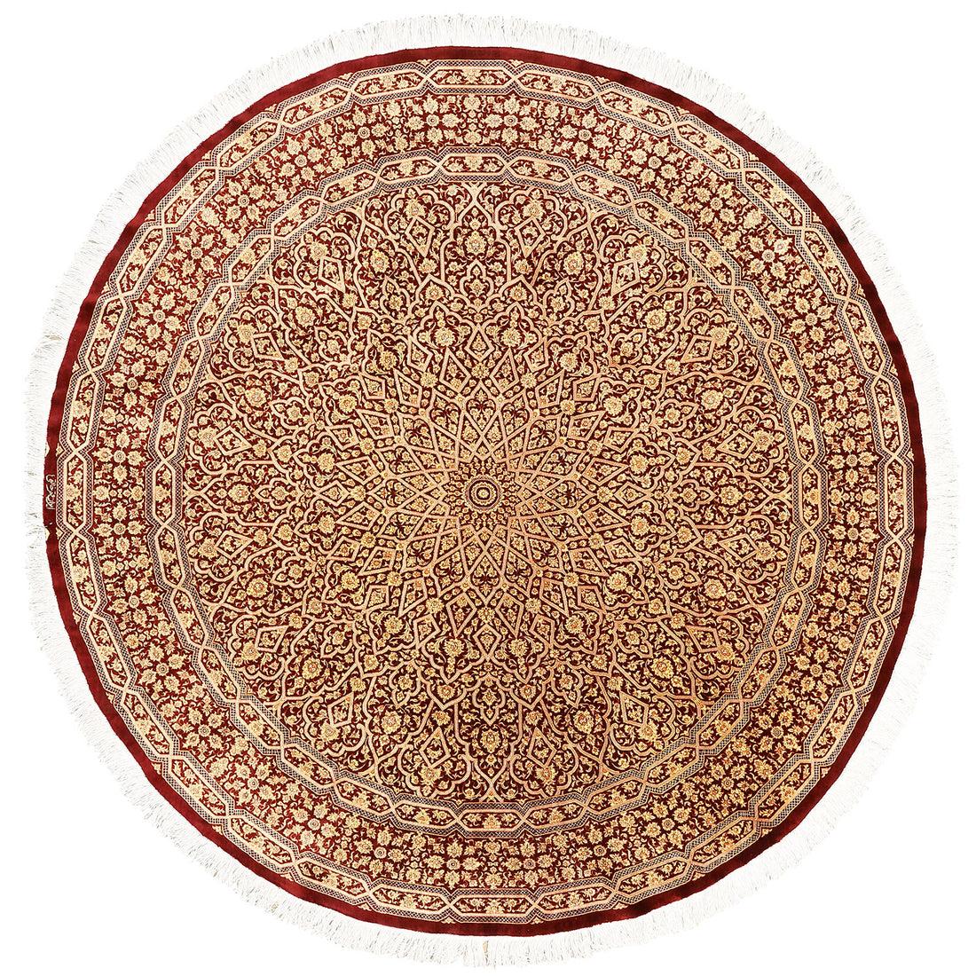 I tappeti Qom, provenienti dalla storica città di Qom, nell'Iran centrale, sono tra i più raffinati e lussuosi tappeti persiani disponibili. Rinomati per la loro intricata lavorazione artigianale, i colori vivaci e i disegni dettagliati, i tappeti
