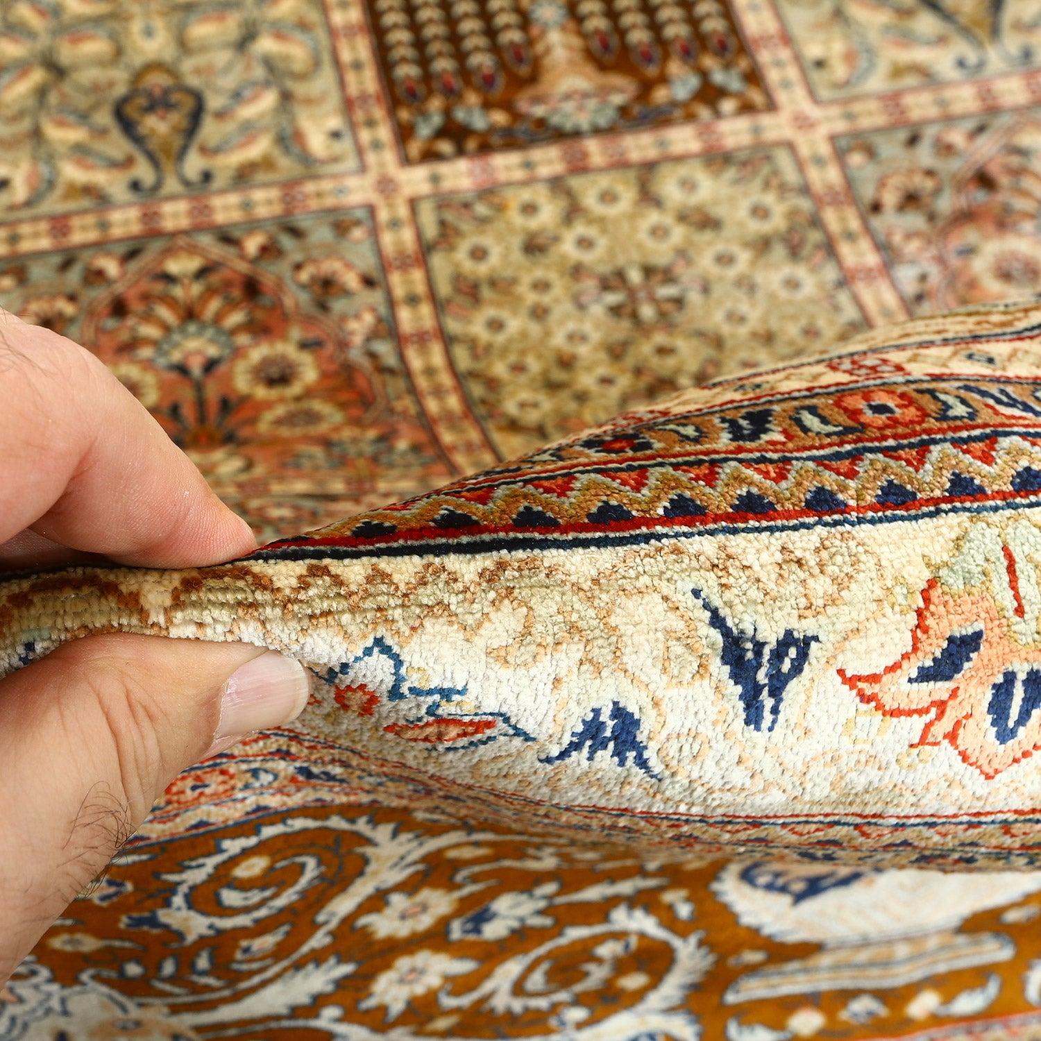 I tappeti Qom, provenienti dalla storica città di Qom, nell'Iran centrale, sono tra i più raffinati e lussuosi tappeti persiani disponibili. Rinomati per la loro intricata lavorazione artigianale, i colori vivaci e i disegni dettagliati, i tappeti