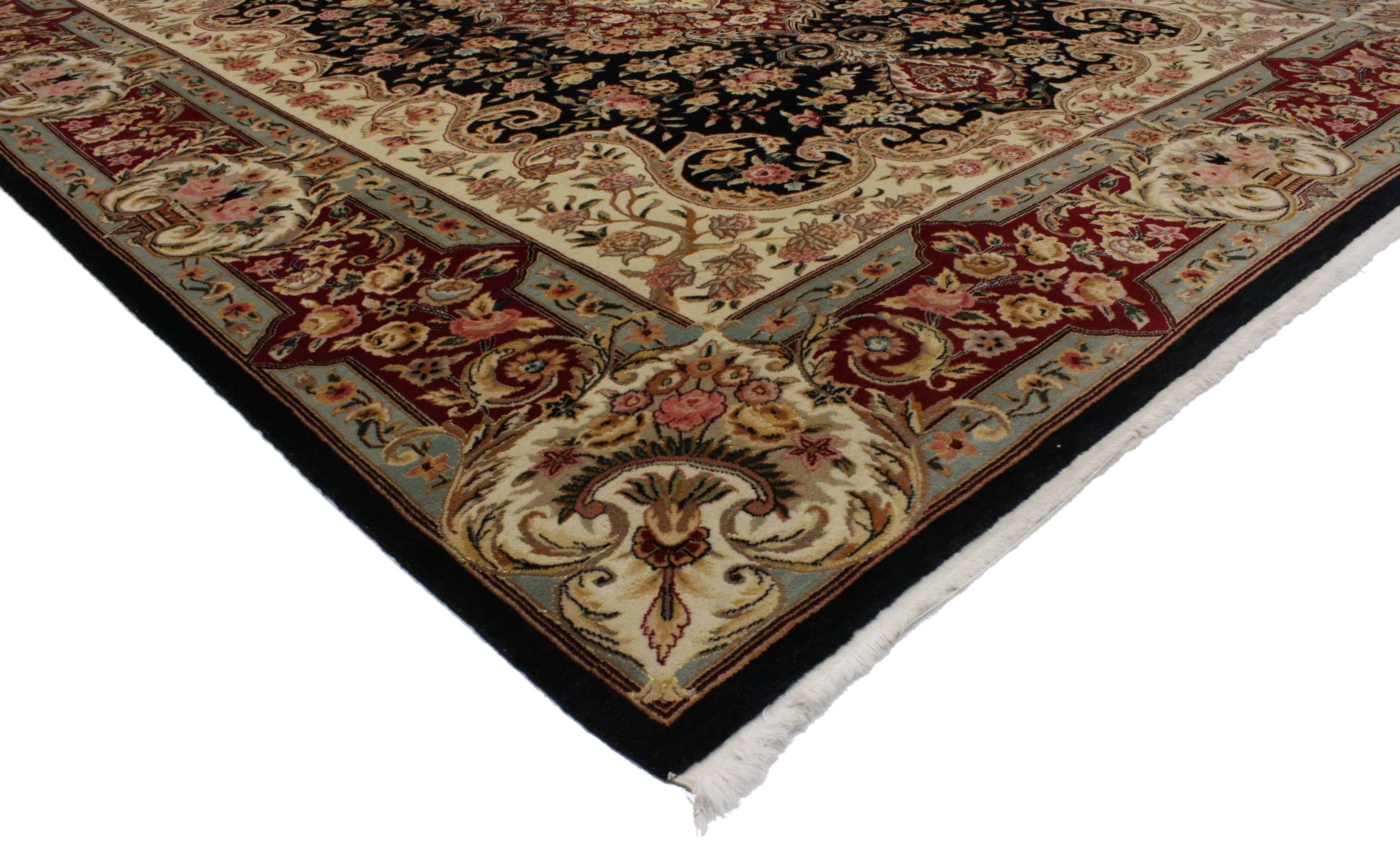 76698, Nouveau tapis de style persan avec motif traditionnel Kirman. Cet opulent tapis persan de style Kirman, en laine nouée à la main, présente un médaillon central complexe avec un motif floral stylisé en beige crème, bordeaux et rose. Le
