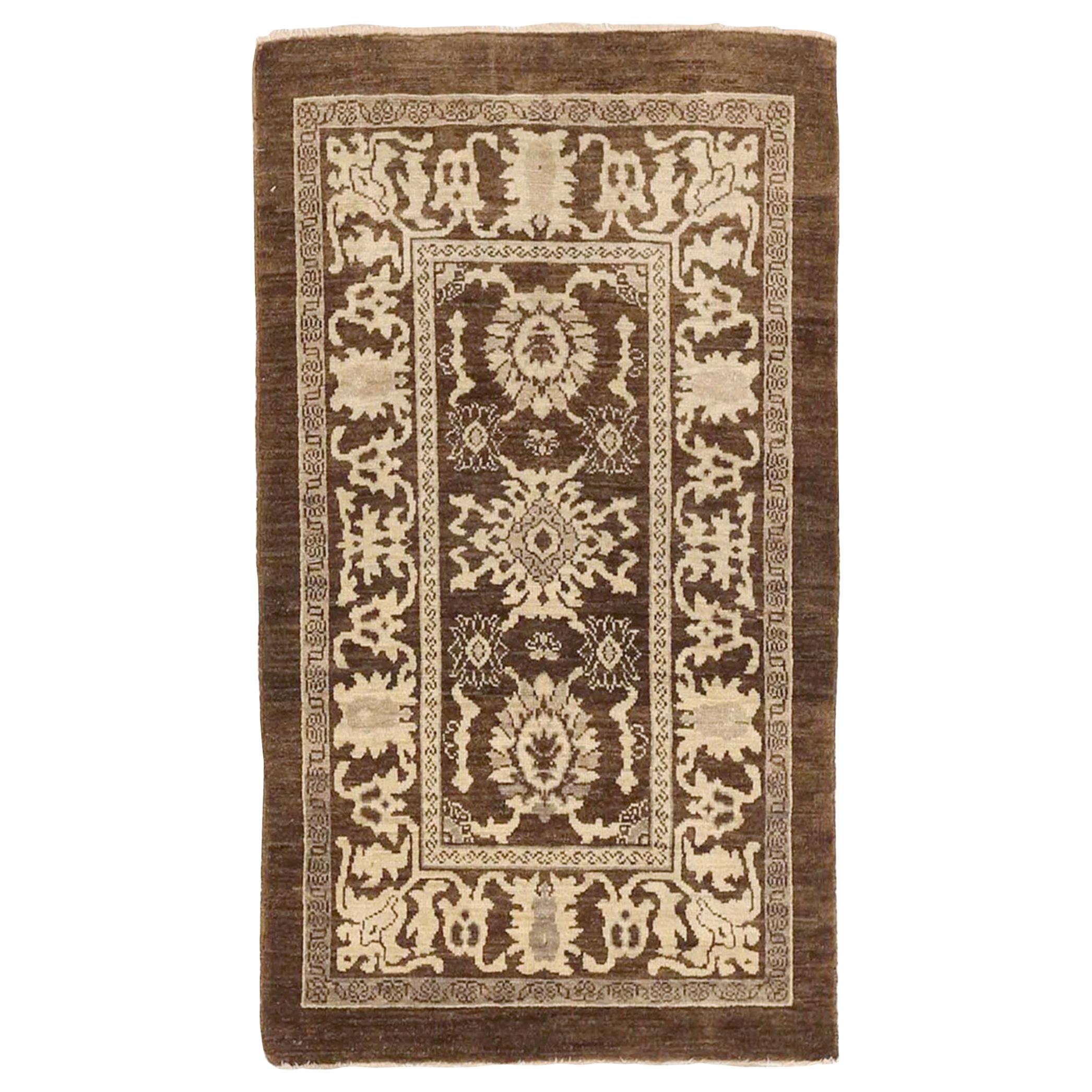 Nouveau tapis persan Sultanabad avec motifs floraux ivoire et gris sur fond brun