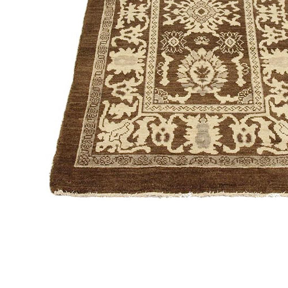 Tissé à la main Nouveau tapis persan Sultanabad avec motifs floraux ivoire et gris sur fond brun en vente