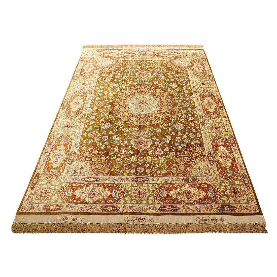 Tappeto New Tabriz in seta 7'4x5'1
 
 Key Detail:
 Pile: Seta
 Fondazione: Seta
 Origine:Tabriz
 Design: Medaglione centrale
 Età approssimativa: Nuovo
 Qualità (KPI): 400
 Condizioni: Buono
 Dimensioni: 7'4x5'1
 Numero di inventario: 6242
