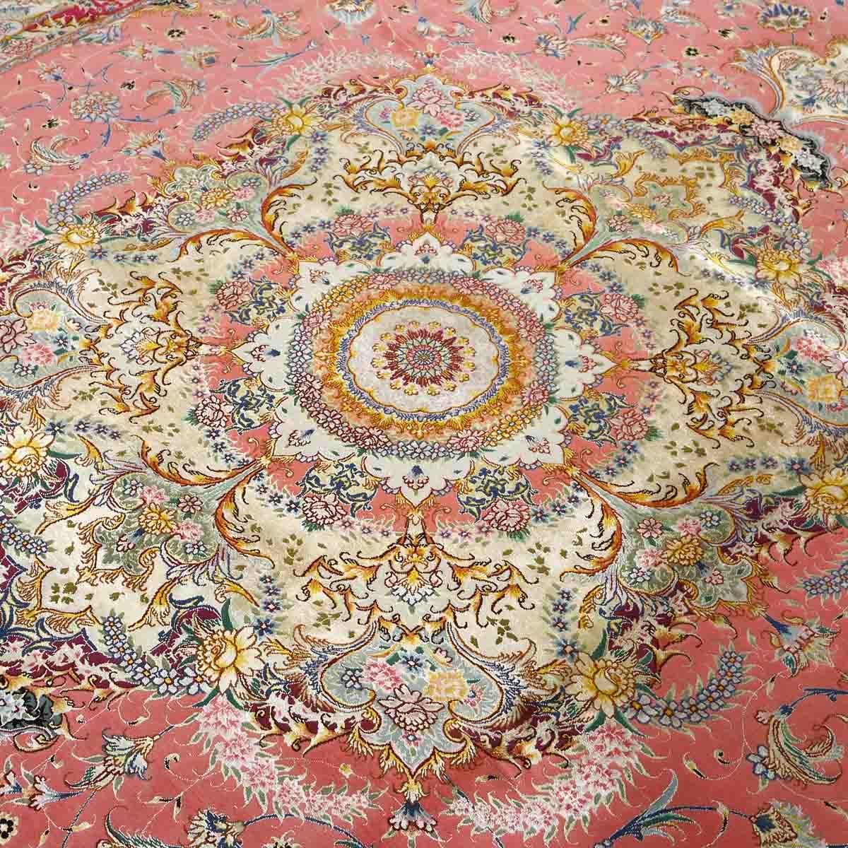 Tappeto New Tabriz in lana e seta 11'7 X 8'2

Key Detail:
Pile: Lana e seta
Fondazione: Seta
Origine:Tabriz 
Design/One: Medaglione centrale
Età approssimativa: 15 anni (NEW)
Qualità (KPI): 700 
Condizioni: Buono
Dimensioni: 11'7 x 8'2
Numero di