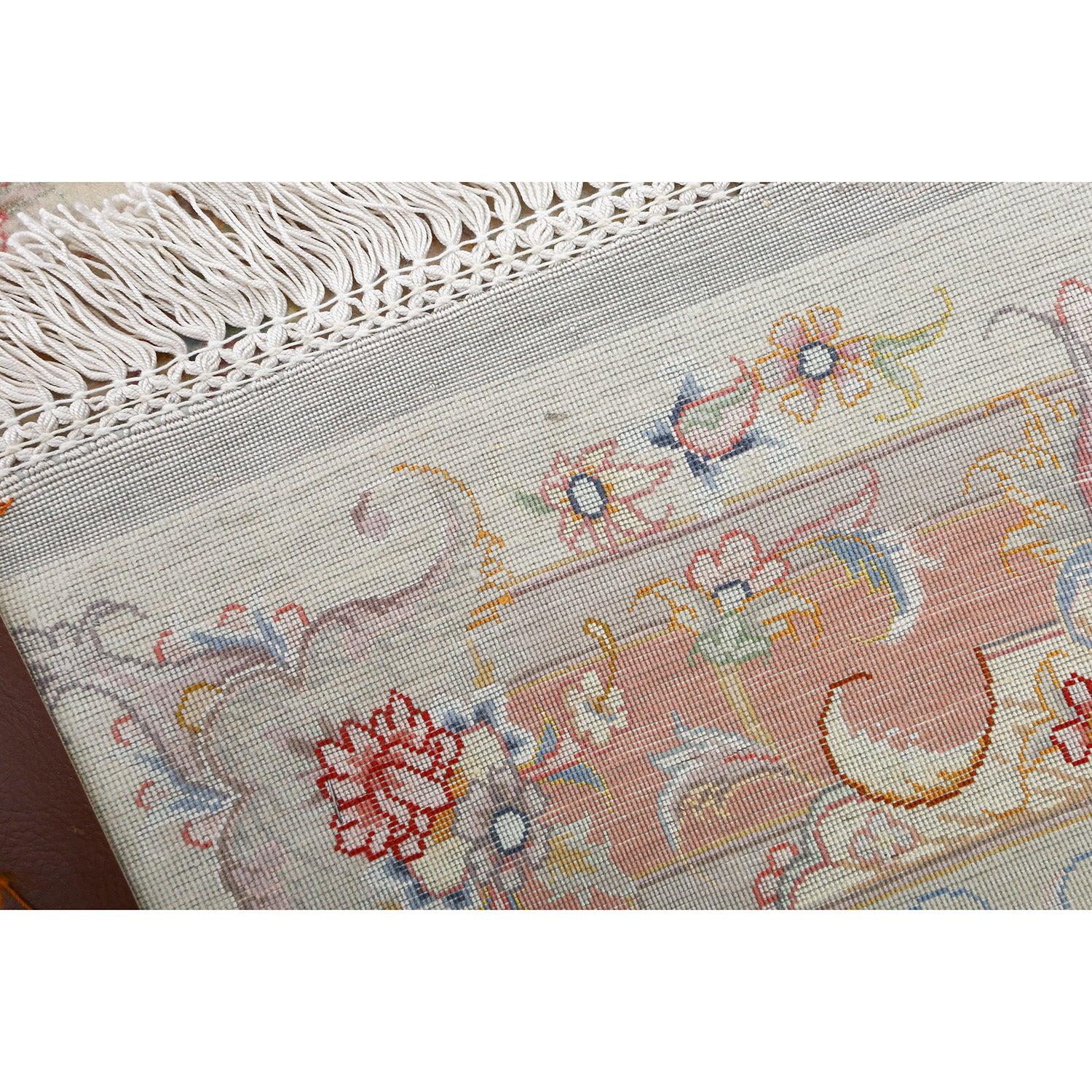 Tappeto New Tabriz in lana e seta 13'4 X 9'10

Key Detail:
Pile: Lana e seta
Fondazione: Seta
Origine: Tabriz
Design/One: Oliah
Età approssimativa: Nuovo
Qualità (KPI): 500
Condizioni: Buono
Dimensioni: 13'4 x 9'10
Numero di inventario: 4149
Firma: