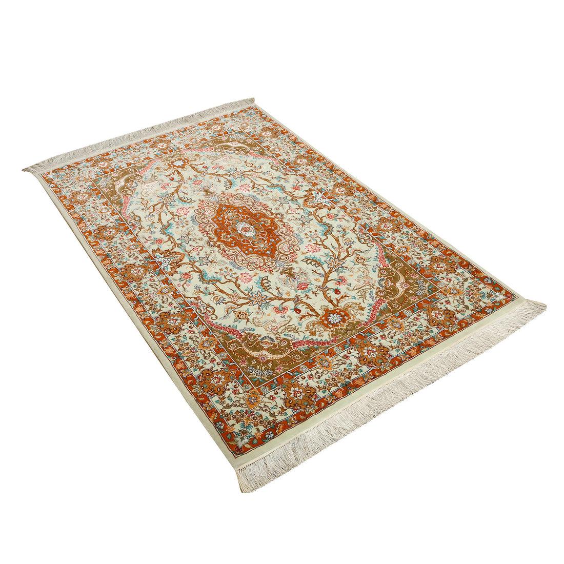 Tappeto New Tabriz in lana e seta 5'2x3'3
 
 Key Detail:
 Pile: Lana e seta
 Fondazione: Seta
 Origine: Tabriz
 Design/One: Medaglione centrale
 Età approssimativa: Nuovo
 Qualità (KPI): 700
 Condizione: Nuovo
 Dimensioni: 5'2x3'3
 Numero di