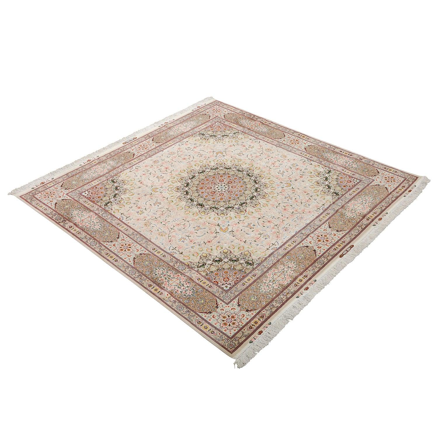 Tappeto New Tabriz in lana e seta 9'8 X 9'11

Key Detail:
Pile: Lana e seta
Fondazione: Seta
Origine: Tabriz
Design/One: Shahsavarpour
Età approssimativa: nuova
Qualità (KPI): 500
Condizioni: Buono
Dimensioni: '8 x 9'11
Numero di inventario: