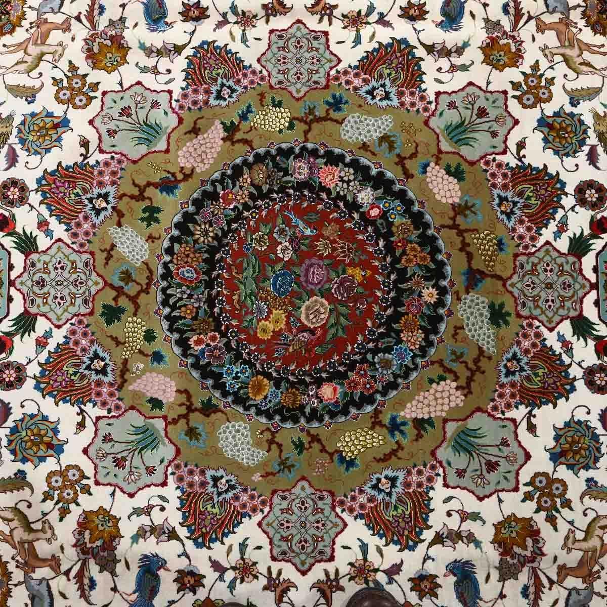 Tappeto New Tabriz in lana e seta 13'9 X 9'11

Key Detail:
Pile: Lana e seta
Fondazione: Seta
Origine: Tabriz 
Design/One: Medaglione centrale Pournami
Età approssimativa: 20 anni (nuovo)
Qualità (KPI): 600
Condizioni: Buono
Dimensioni: 13'9 x