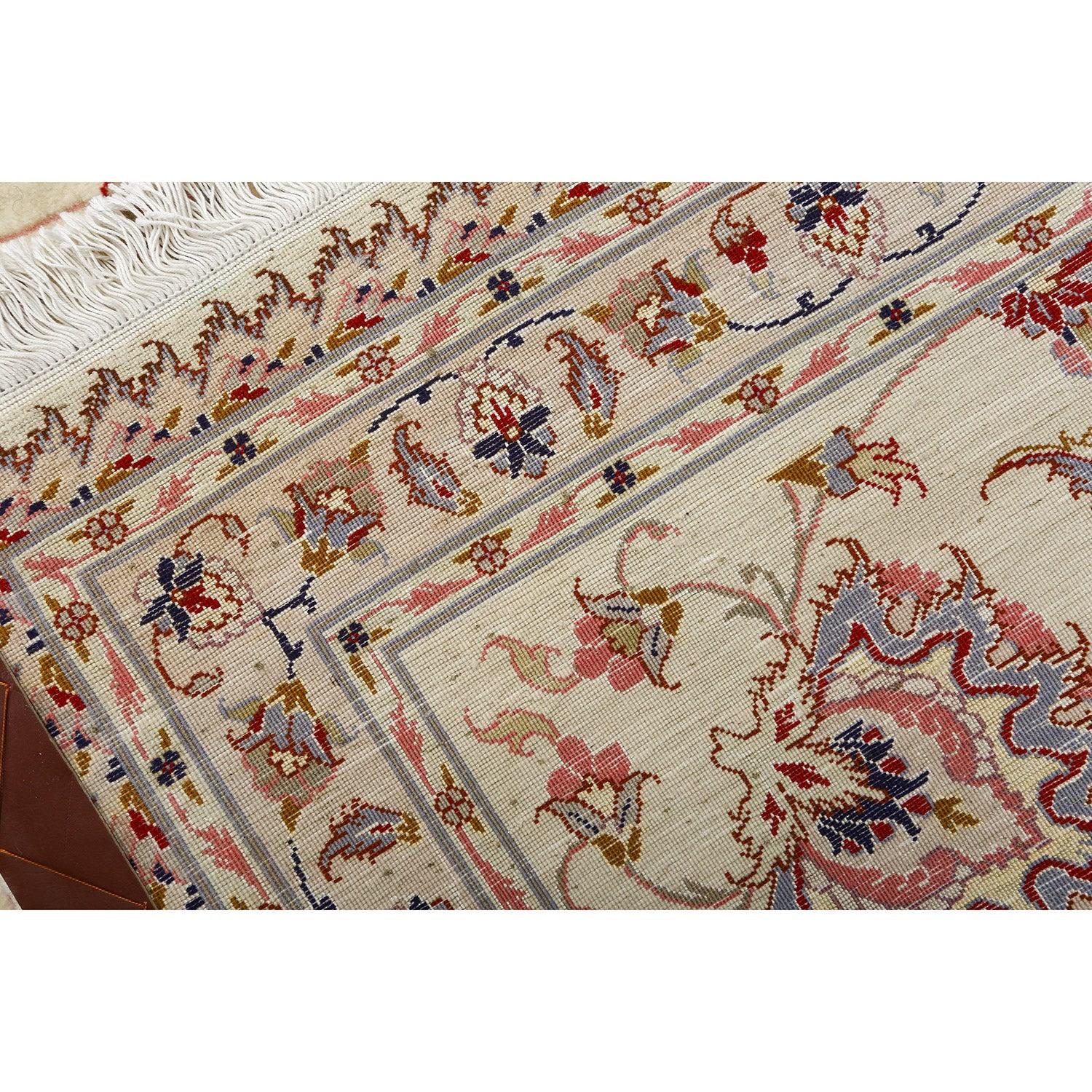 Nouveau Tapis Tabriz en laine, soie et coton 13'4 X 9'11

Détails clés :
Pile : Laine et soie
Fondation : Coton
Origine : Tabriz
Design/One : Allover faraji
Age approximatif : New 
Qualité (KPI) : 450
Condit : Bon
Dimension : 13'4 x 9'11
Numéro