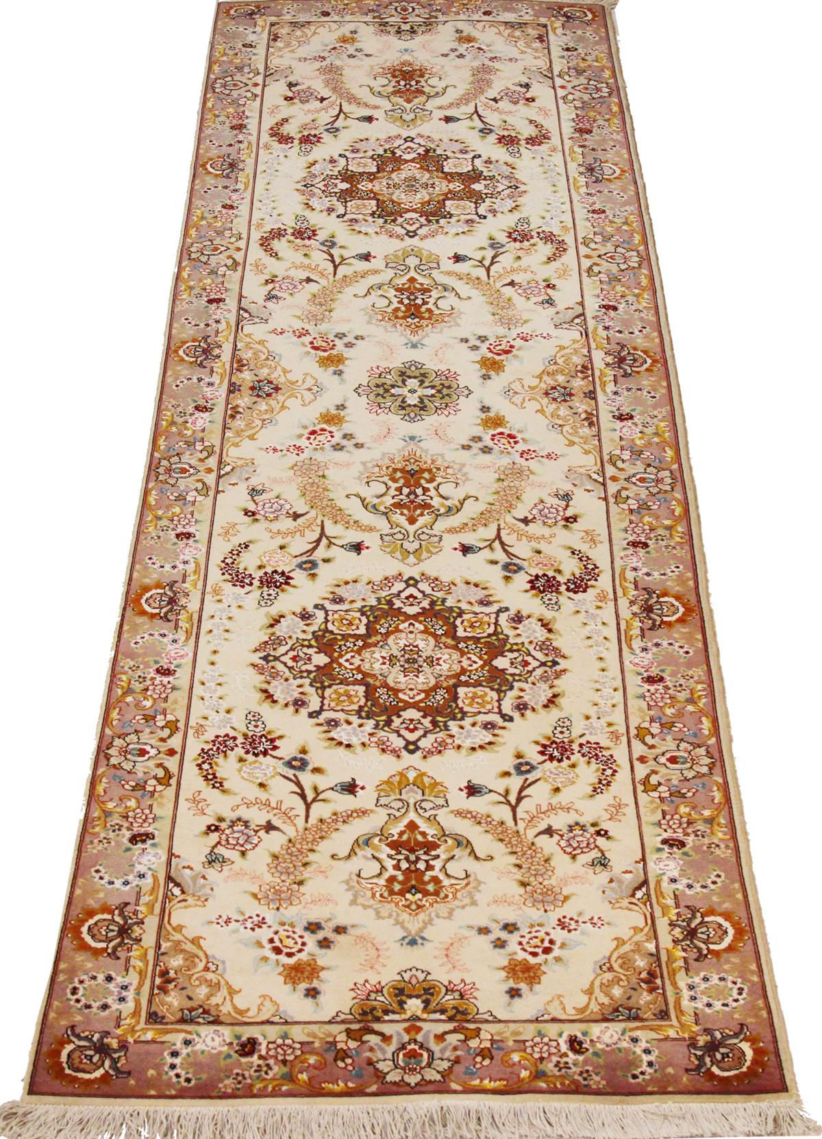 Antiker Perserteppich, handgewebt aus feinster Schafswolle und gefärbt mit natürlichen Pflanzenfarben, die für Menschen und Haustiere unbedenklich sind. Es handelt sich um ein traditionelles Tabriz-Gewebe mit einem hübschen Ensemble aus bunten